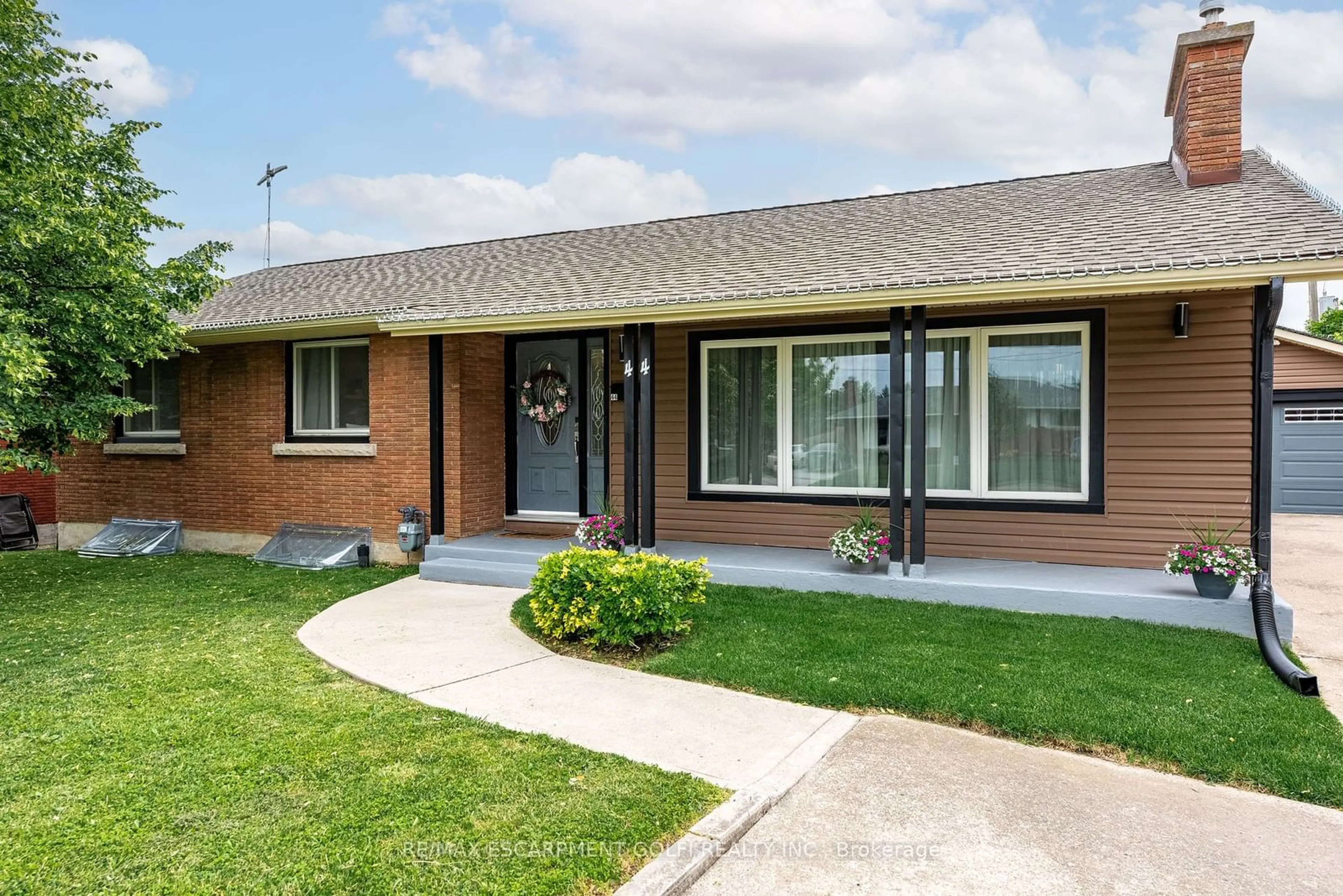 Home with brick exterior material for 44 Hillgarden Rd, St. Catharines Ontario L2T 2W8