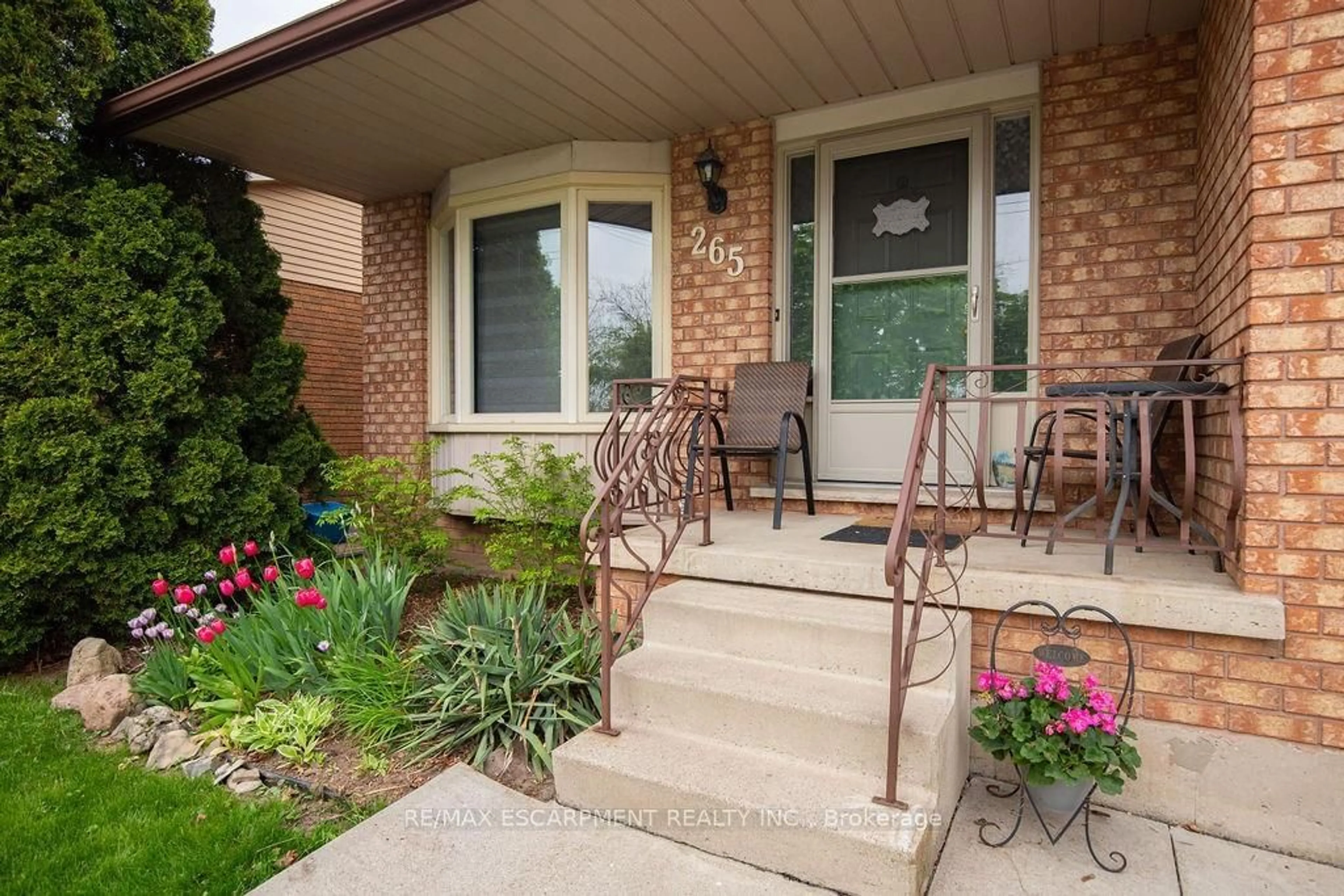 Patio for 265 Fruitland Rd, Hamilton Ontario L8E 5L6