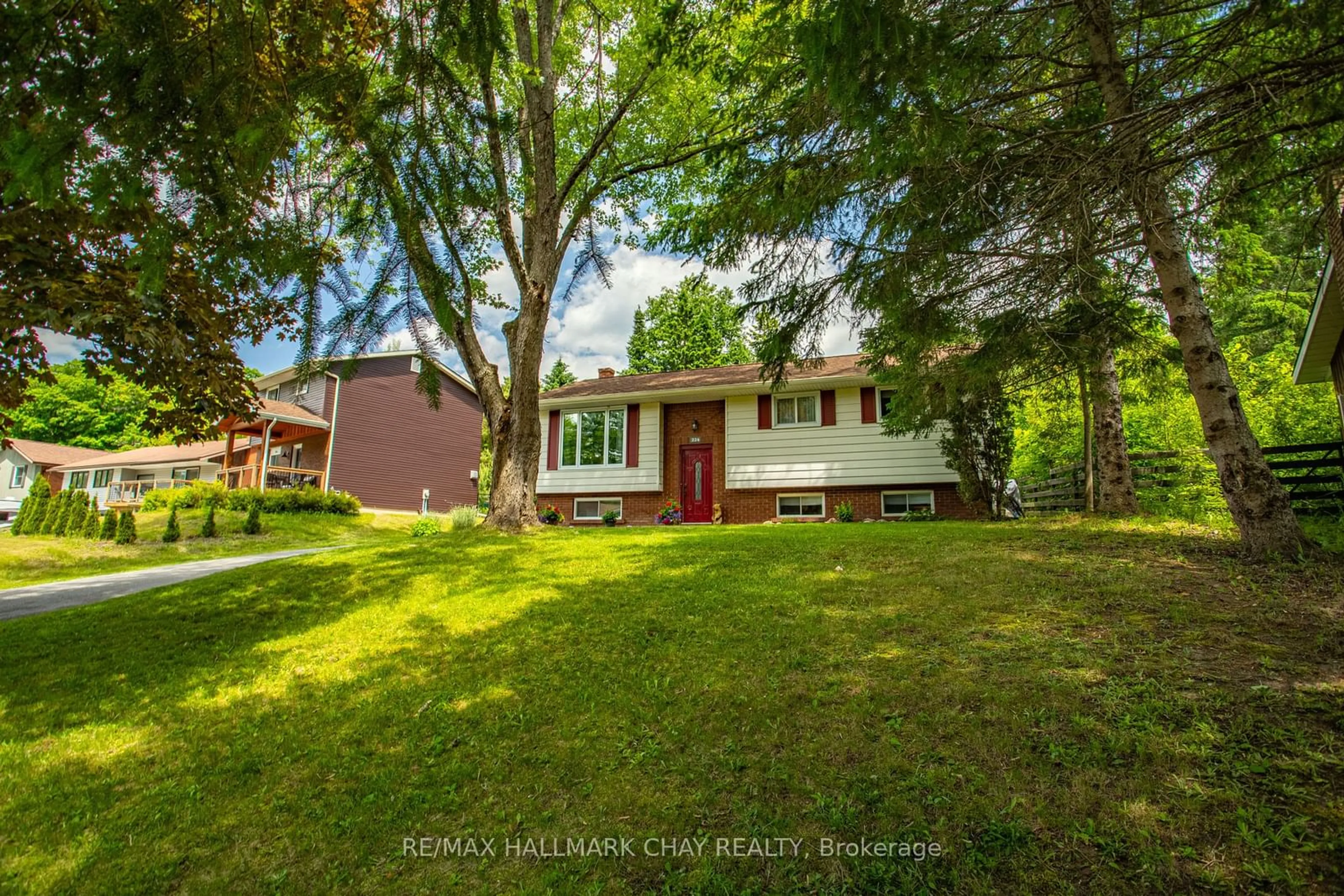 Frontside or backside of a home for 224 Oriole Cres, Gravenhurst Ontario P1P 1C6