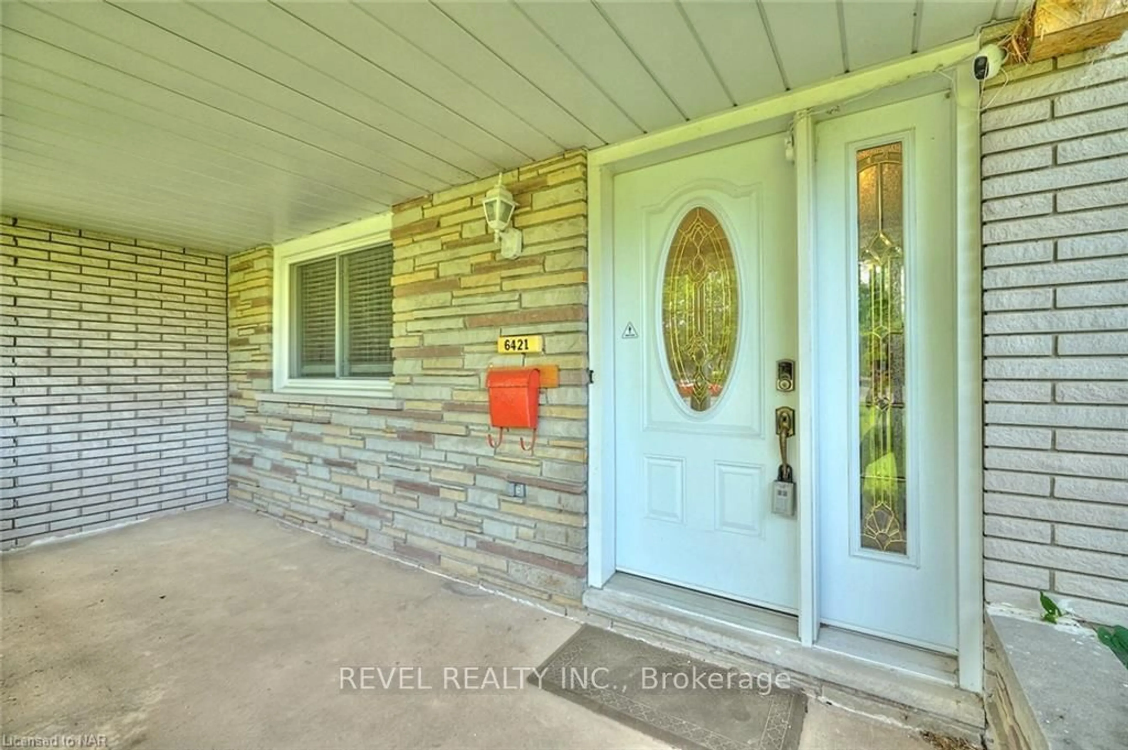 Indoor entryway for 6421 Dorchester Rd, Niagara Falls Ontario L2G 5T6