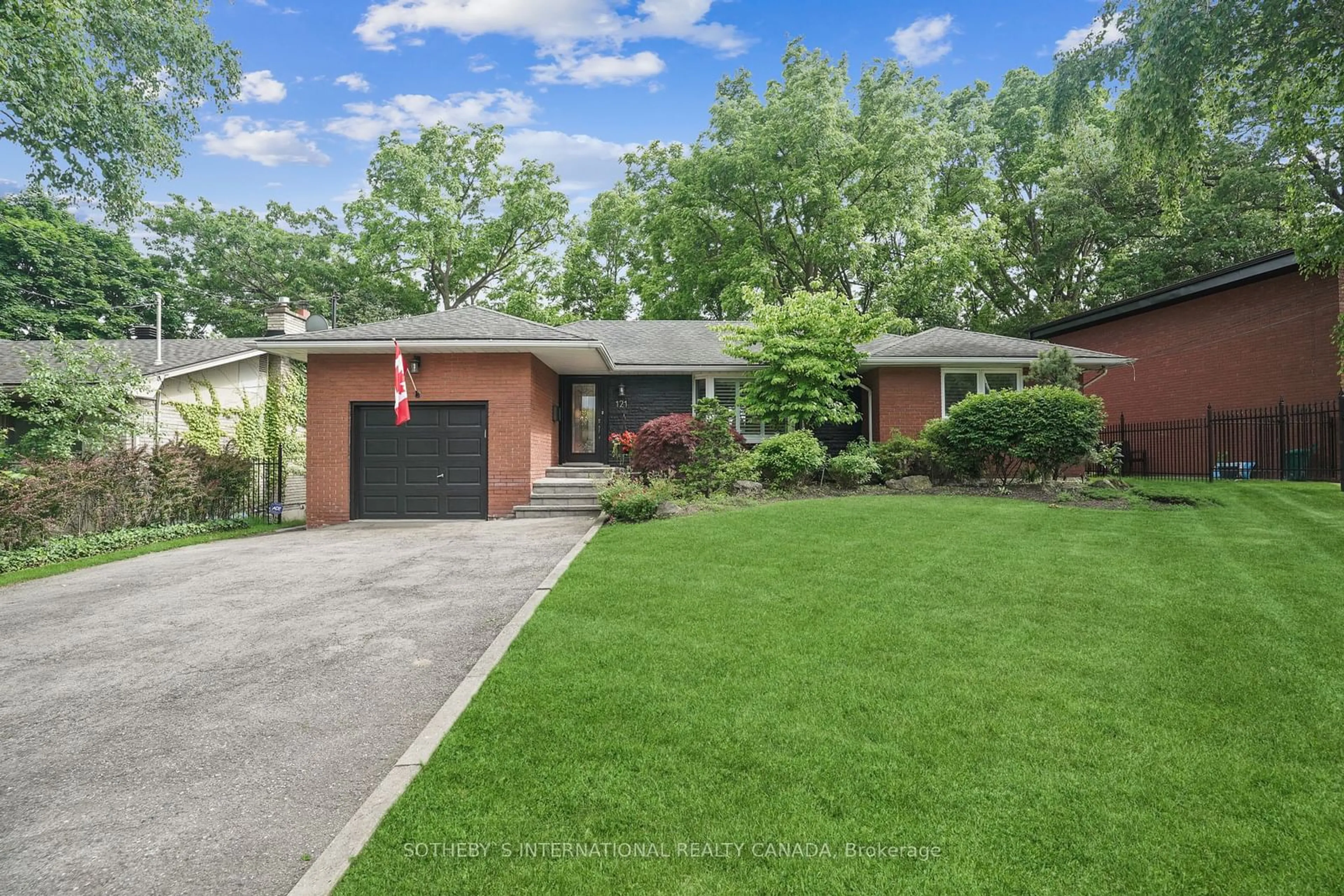 Frontside or backside of a home for 121 Grant Blvd, Hamilton Ontario L9H 4L9