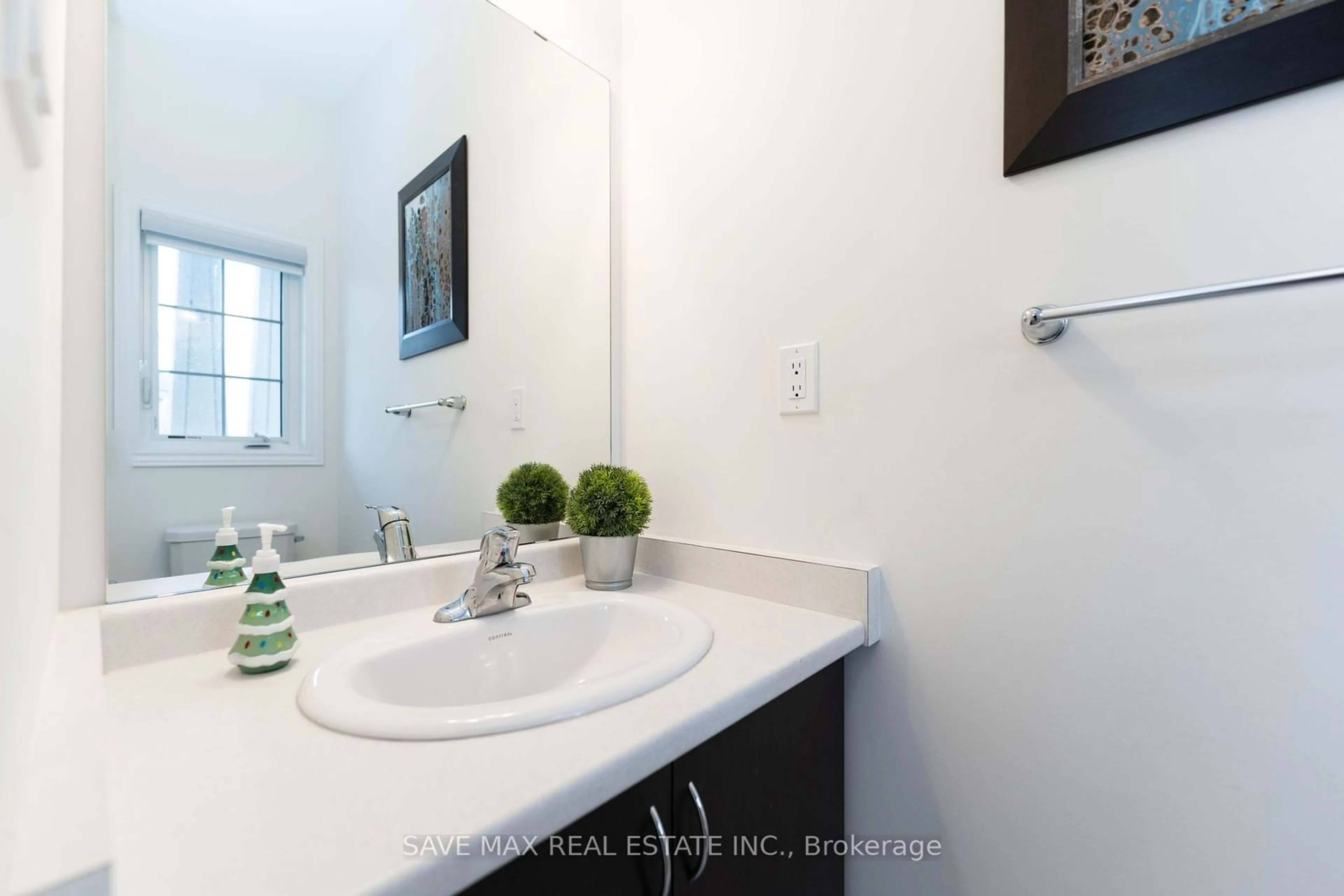 Standard bathroom for 1 Tarrison St, Brantford Ontario N3V 0B1