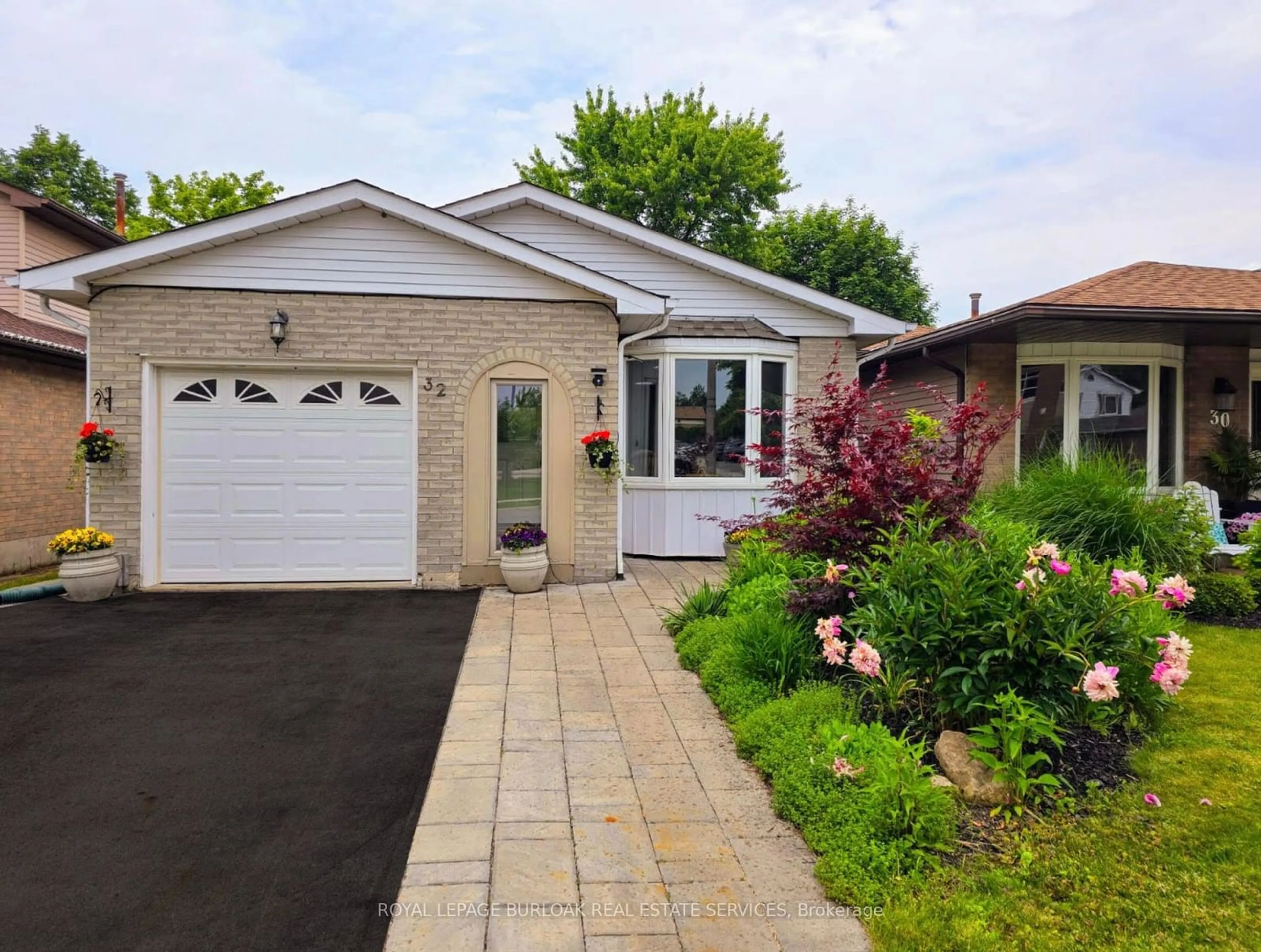 Frontside or backside of a home for 32 Braeheid Ave, Hamilton Ontario L8B 0C5
