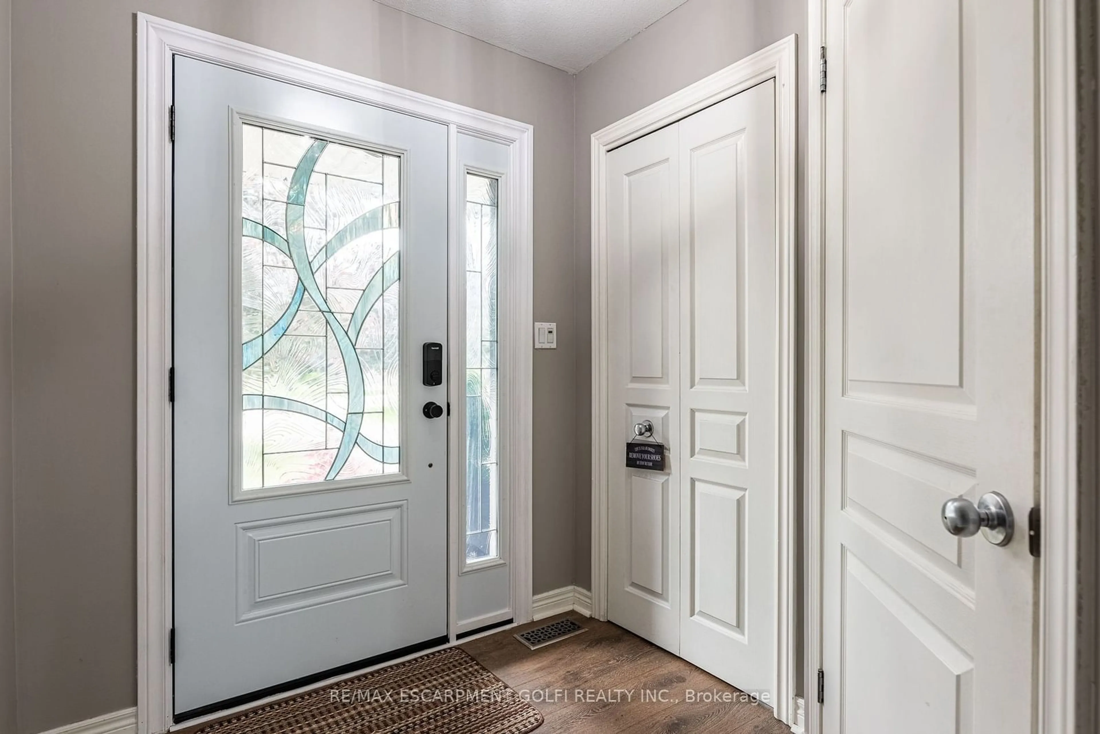 Indoor entryway for 43 Flynn Crt, St. Catharines Ontario L2S 4E1