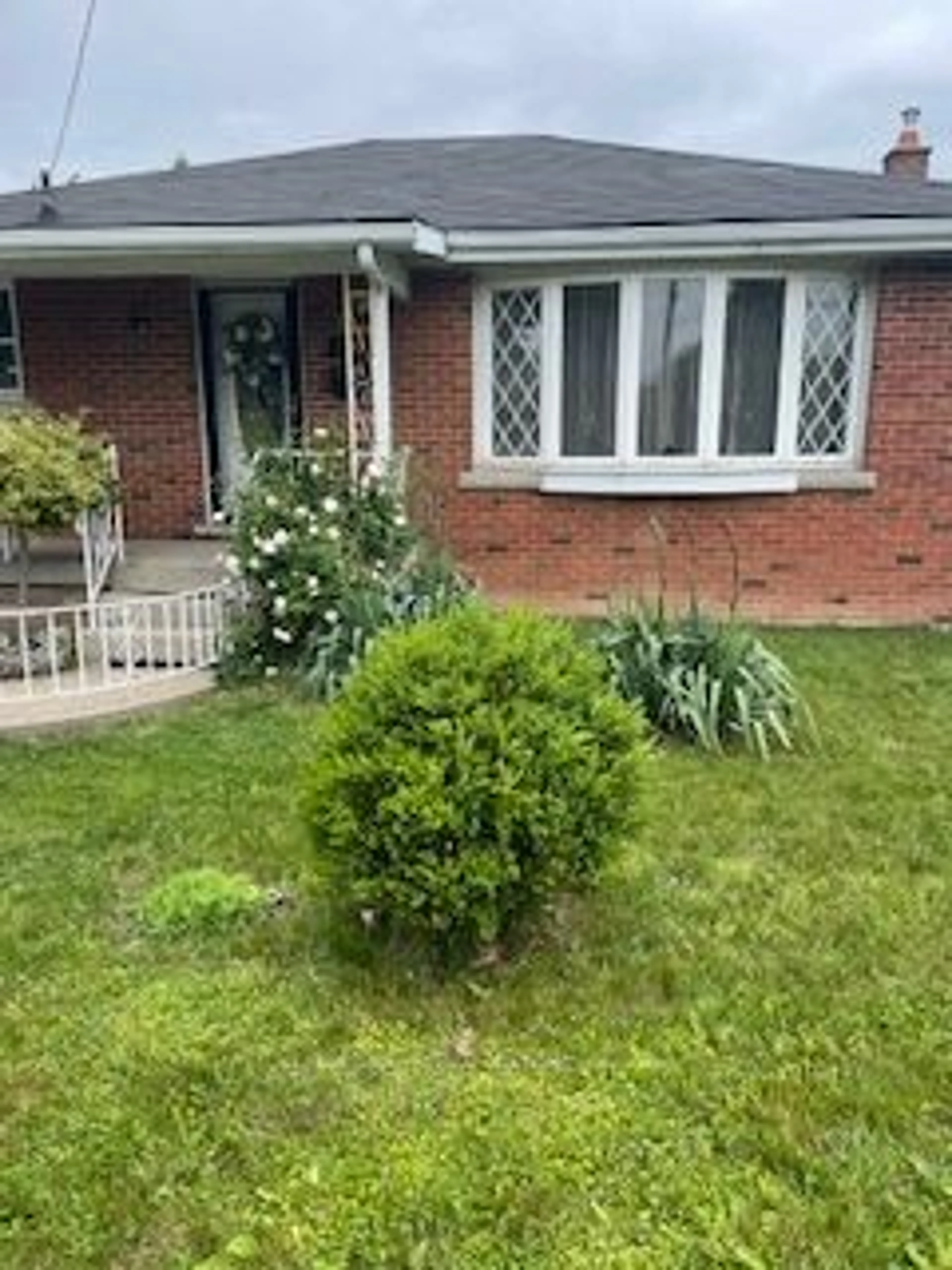Frontside or backside of a home for 959 Mohawk Rd, Hamilton Ontario L8T 2R9