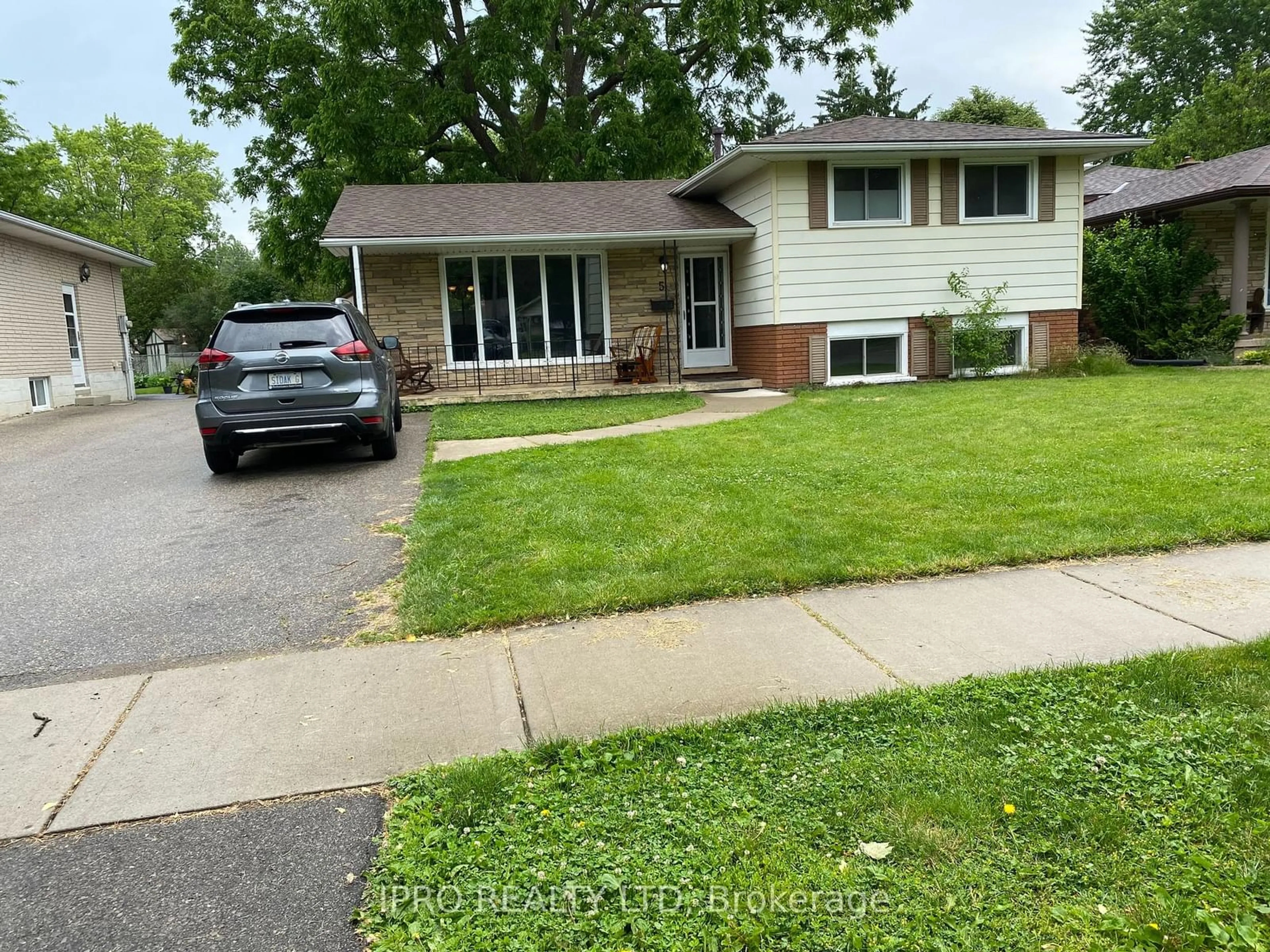 Frontside or backside of a home for 5 Hewson Pl, Brantford Ontario N3T 5X6