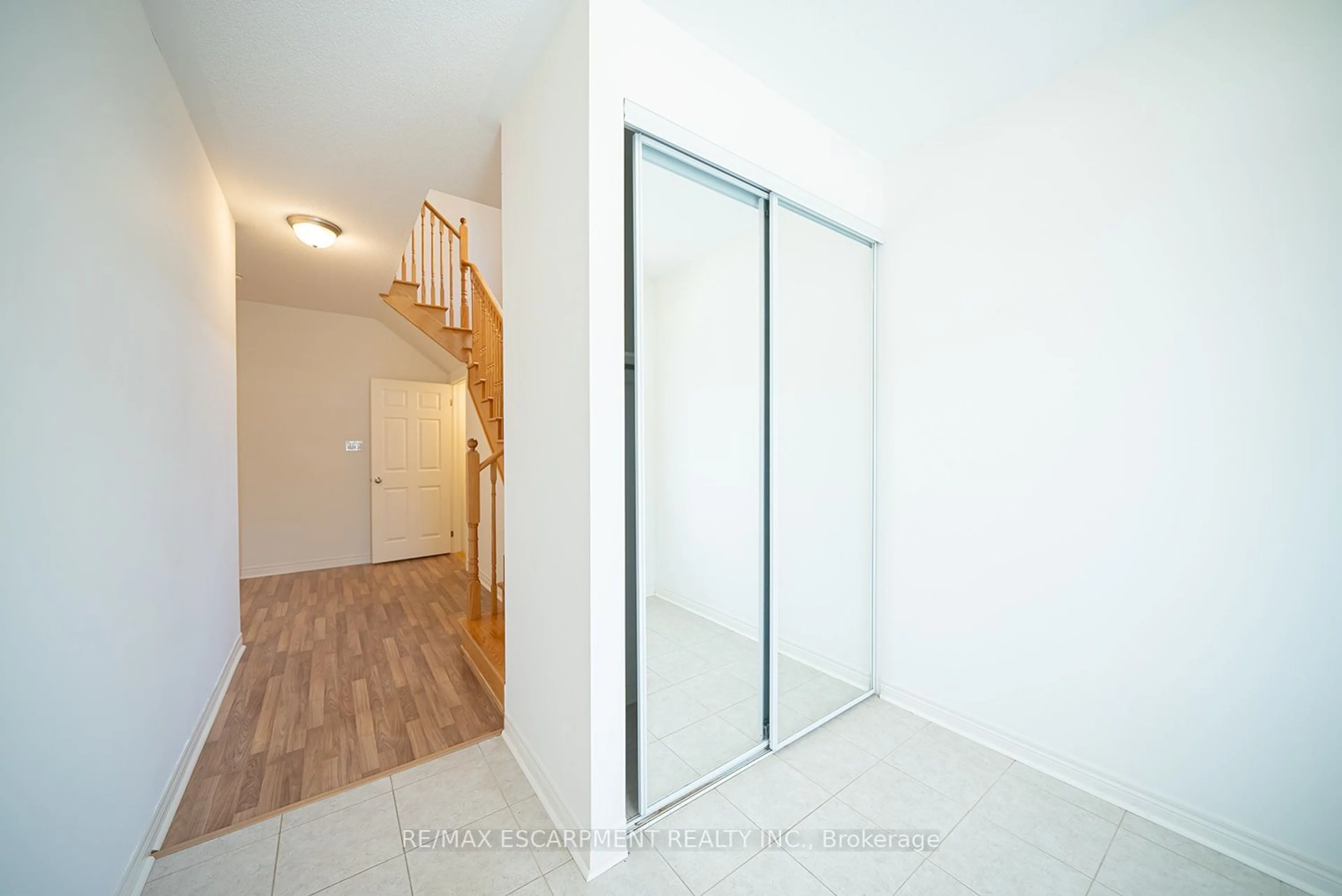 Indoor foyer for 32 Oldham Ave, Brant Ontario N3L 3E2