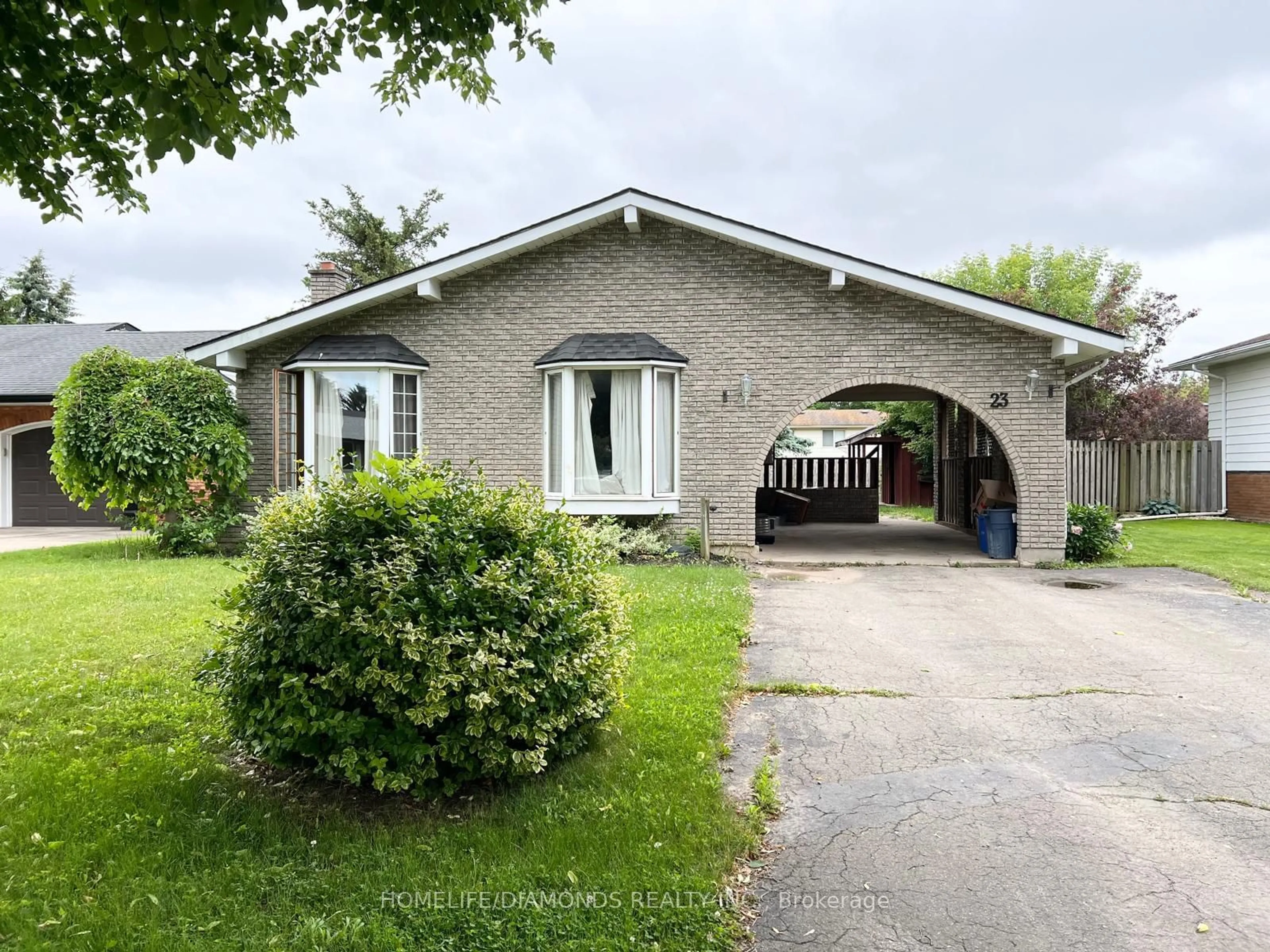 Outside view for 23 GLENAYR Pl, Welland Ontario L3C 3M6