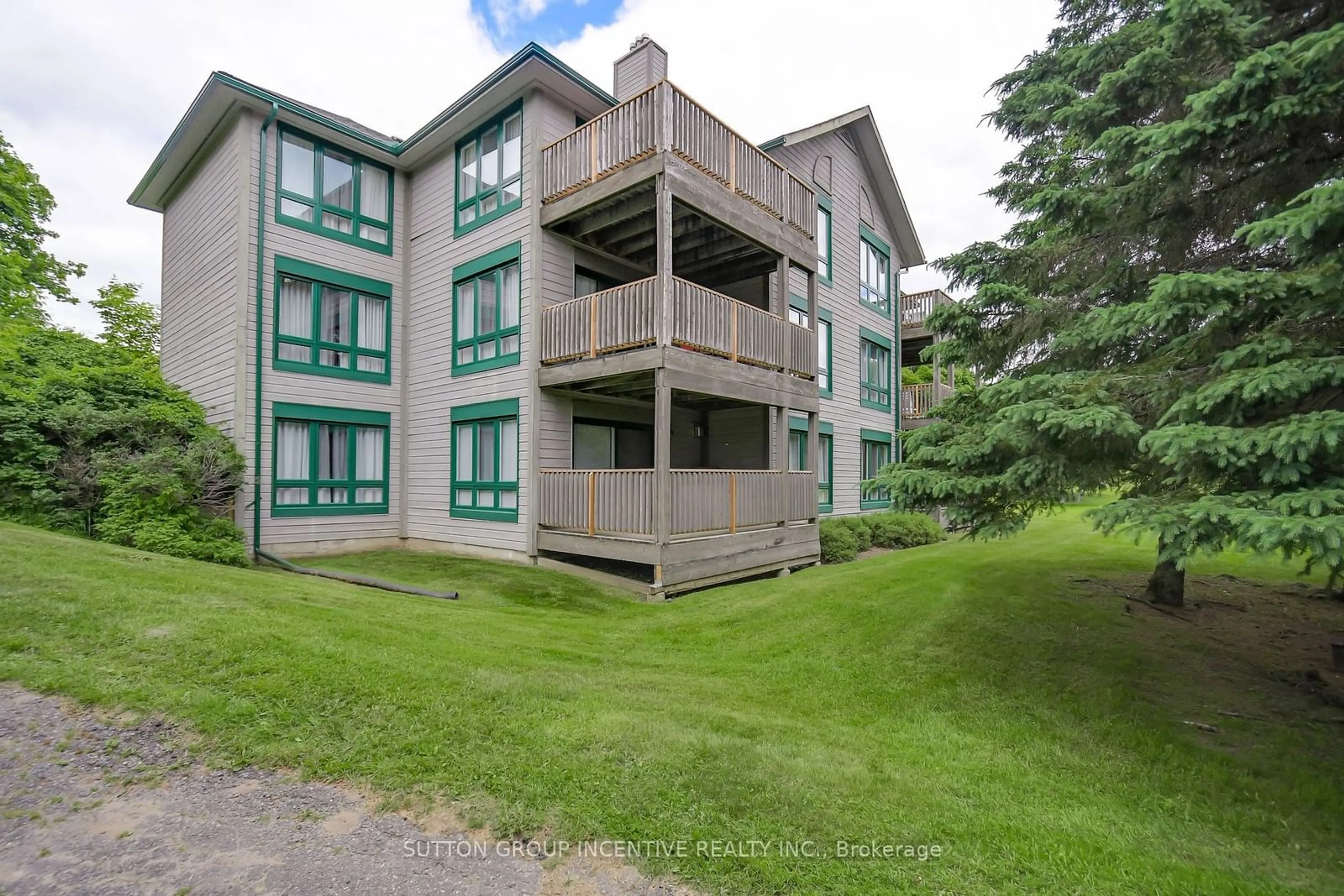 A pic from exterior of the house or condo for 32 Deerhurst Greens Dr #105, Huntsville Ontario P1H 2E8