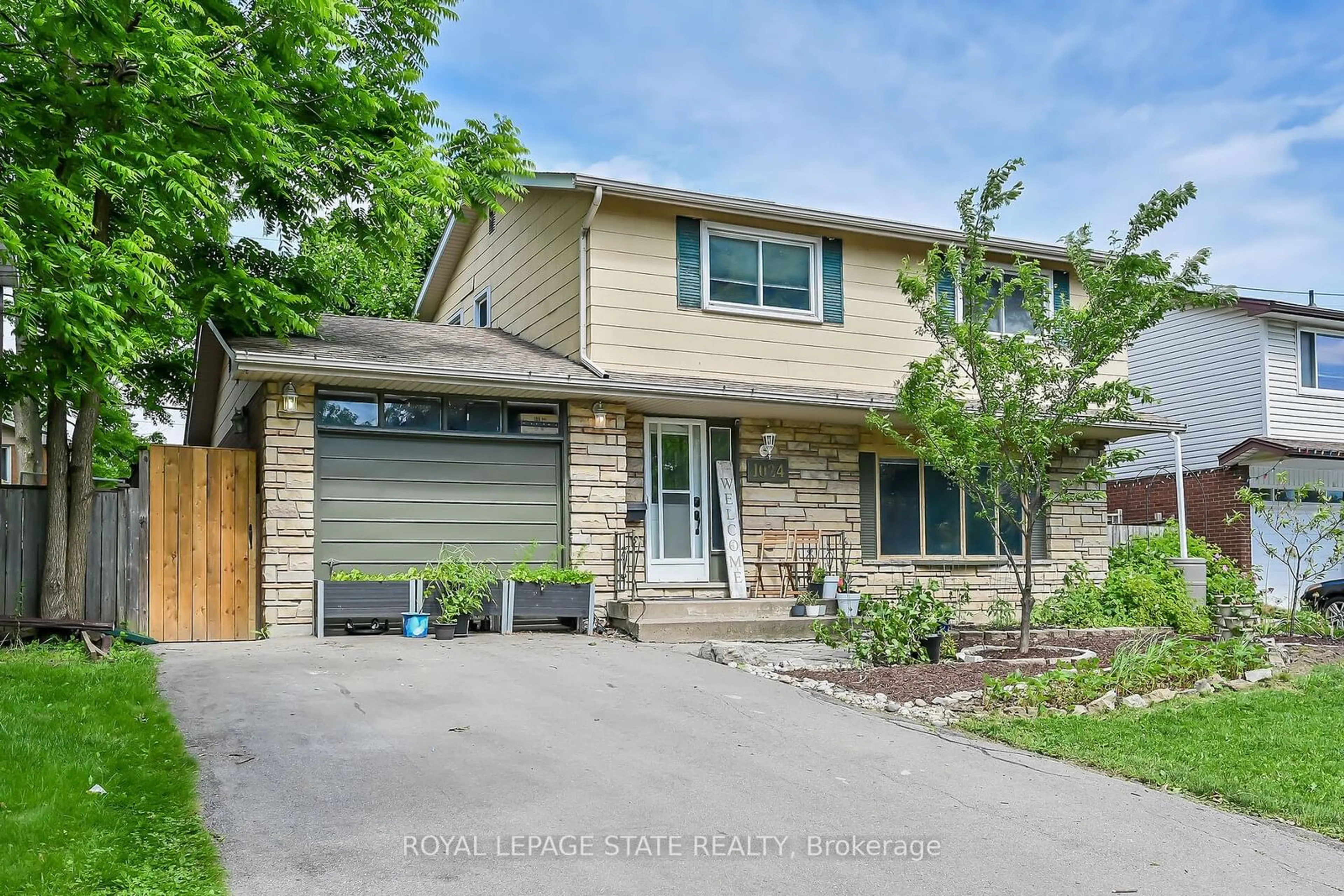 Frontside or backside of a home for 1024 GARTH St, Hamilton Ontario L9C 4L6