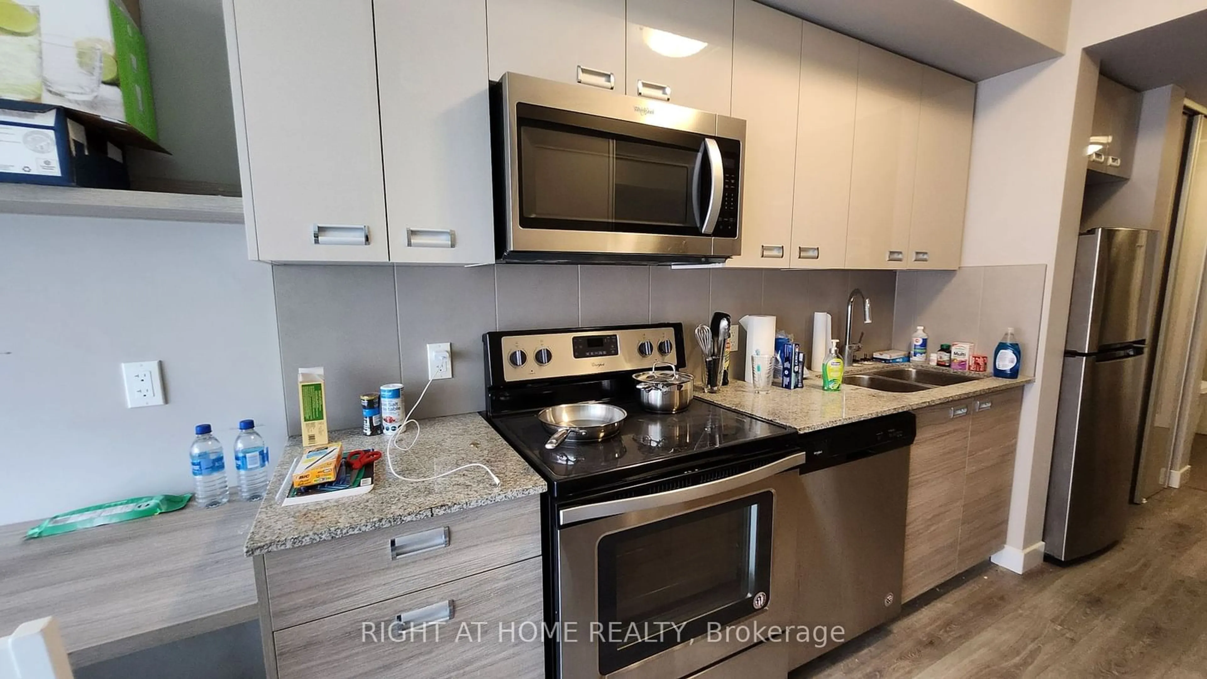 Standard kitchen for 308 Lester St #517, Waterloo Ontario N2L 0H9