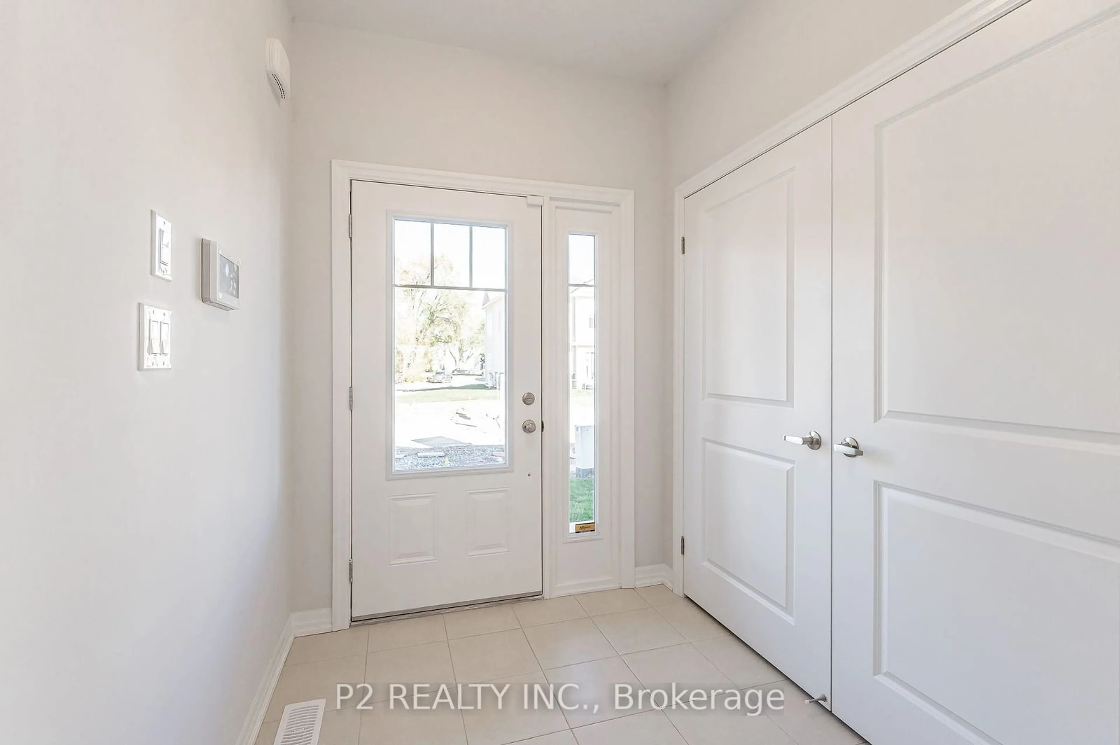 Indoor entryway for 8 Bromley Dr, St. Catharines Ontario L2M 1R1