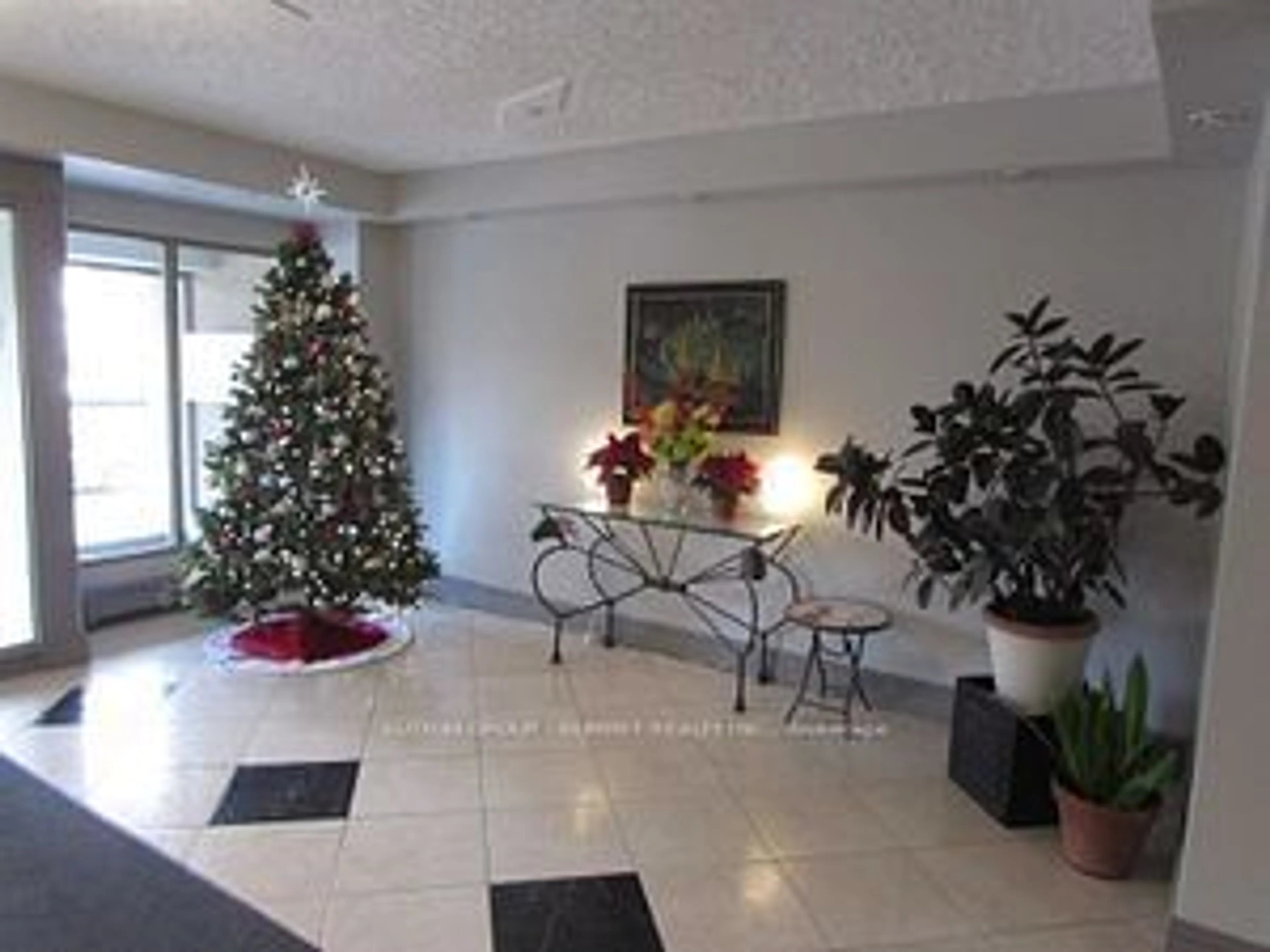 Indoor lobby for 101 QUEEN St #506, Hamilton Ontario L8P 3R9