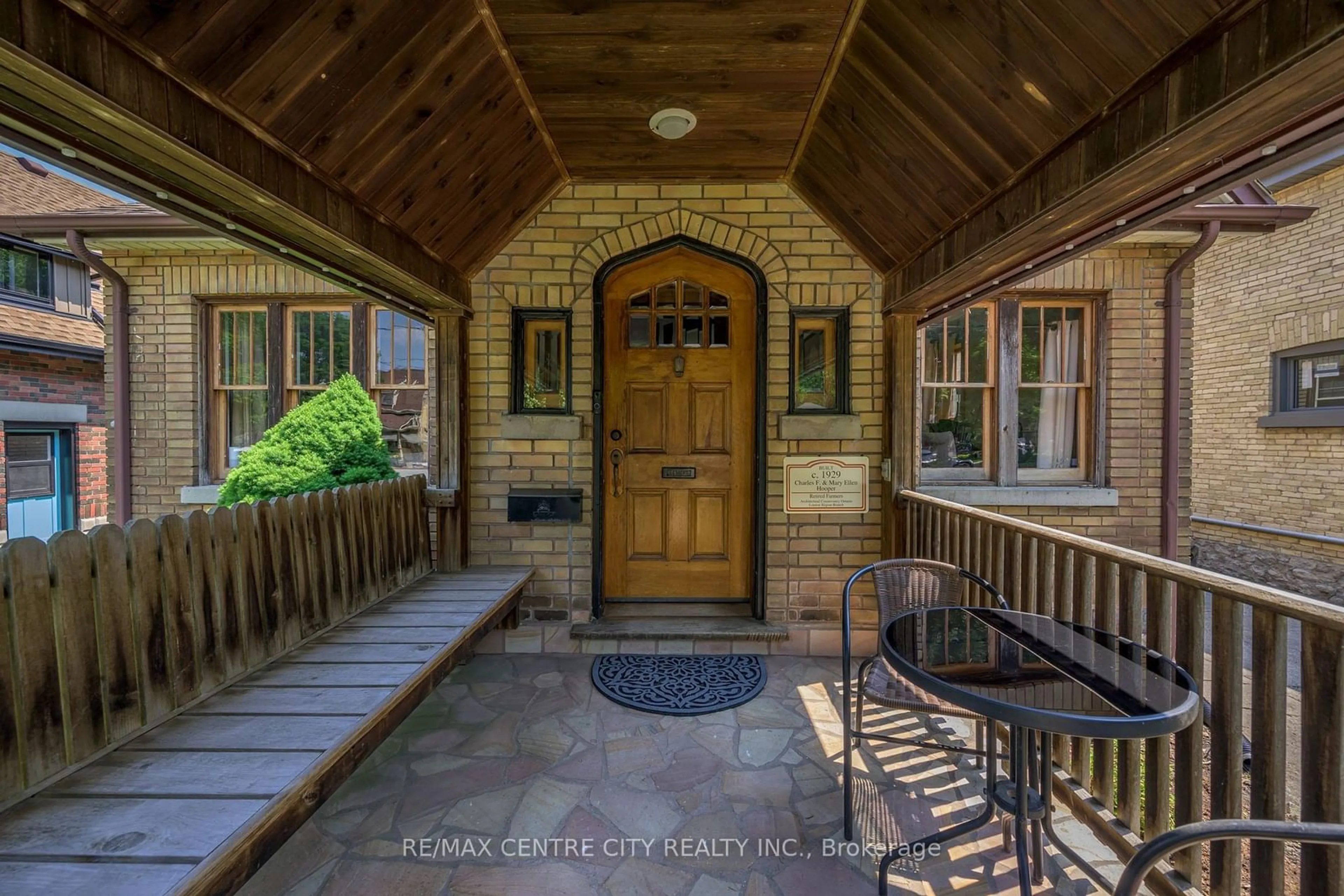 Indoor entryway for 595 Dufferin Ave, London Ontario N6B 2A5