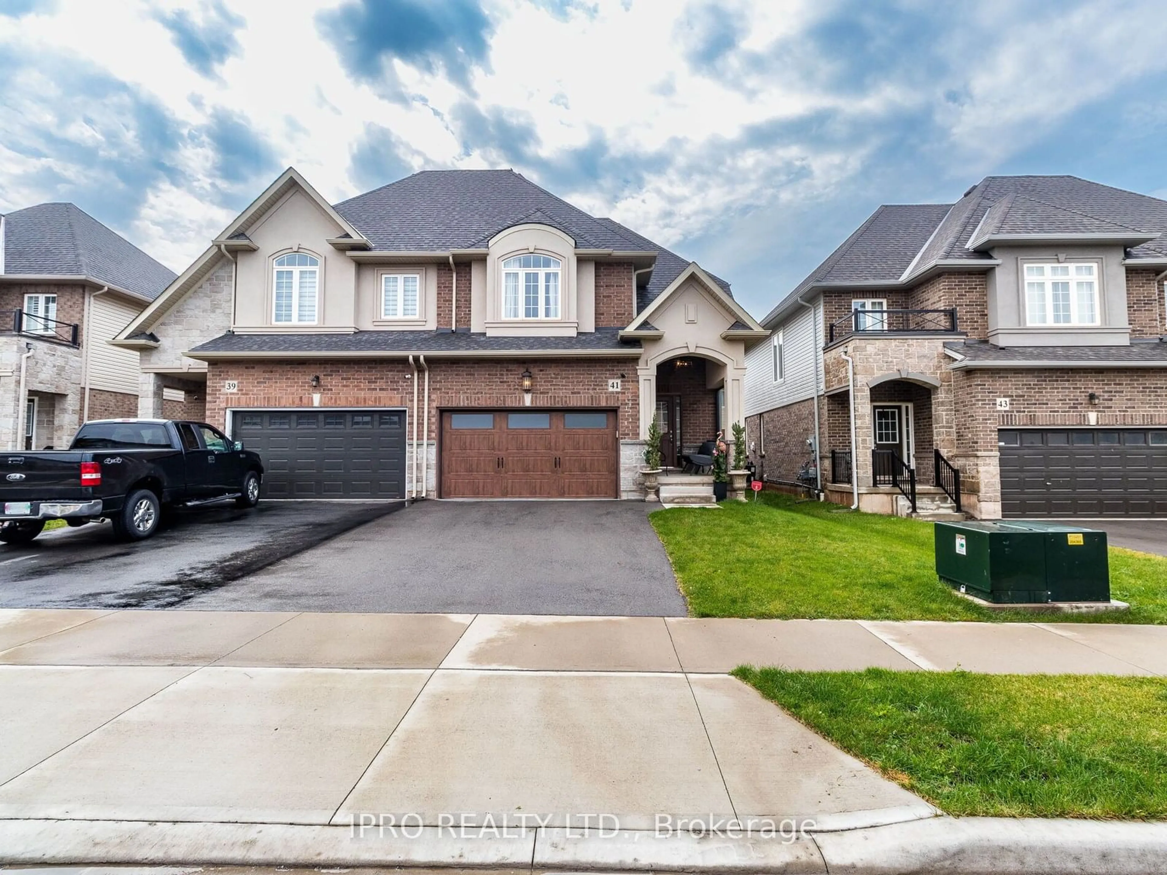 Frontside or backside of a home for 41 Foothills Lane, Hamilton Ontario L8E 0K1