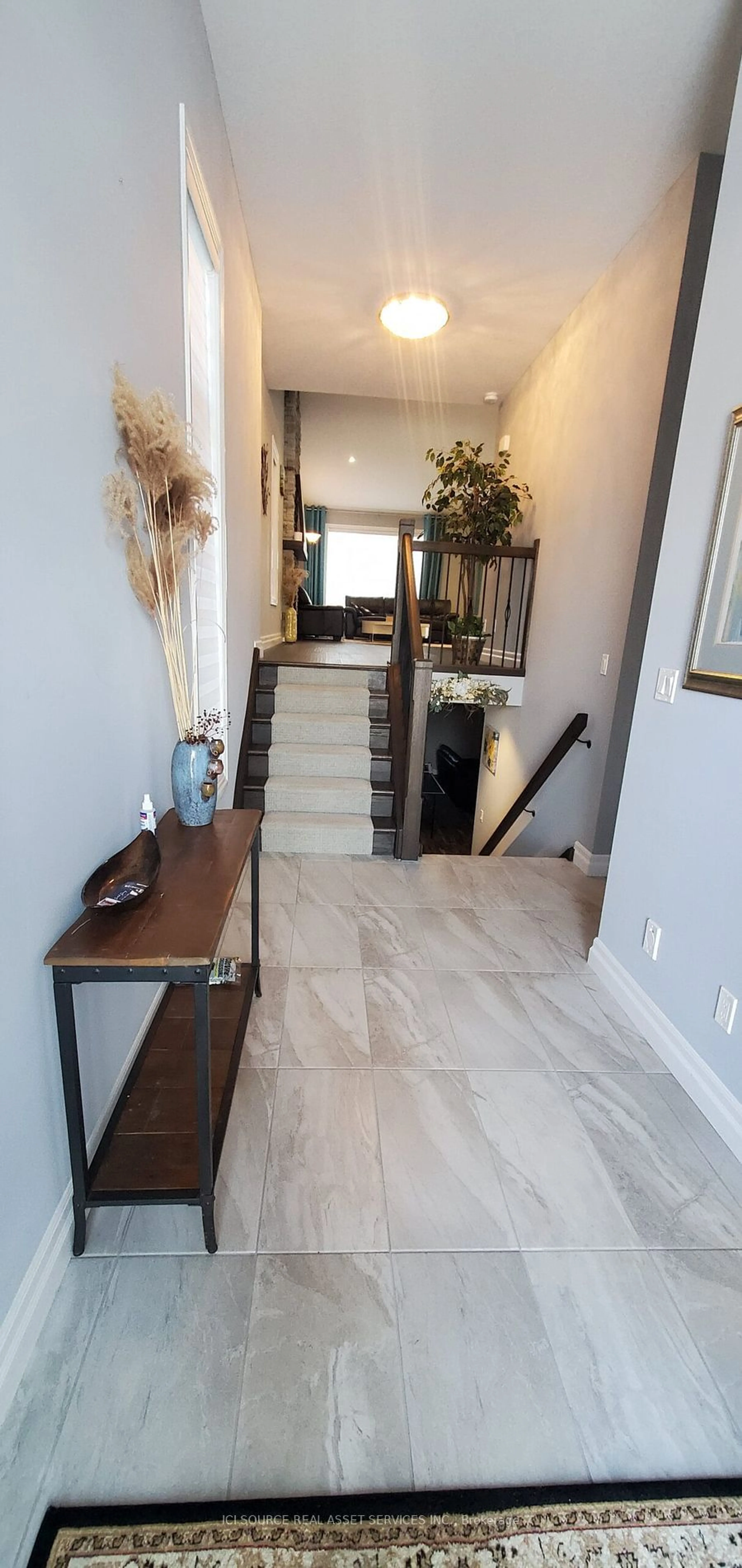 Indoor entryway for 600 Hawthorne Pl, Woodstock Ontario N4S 0E1