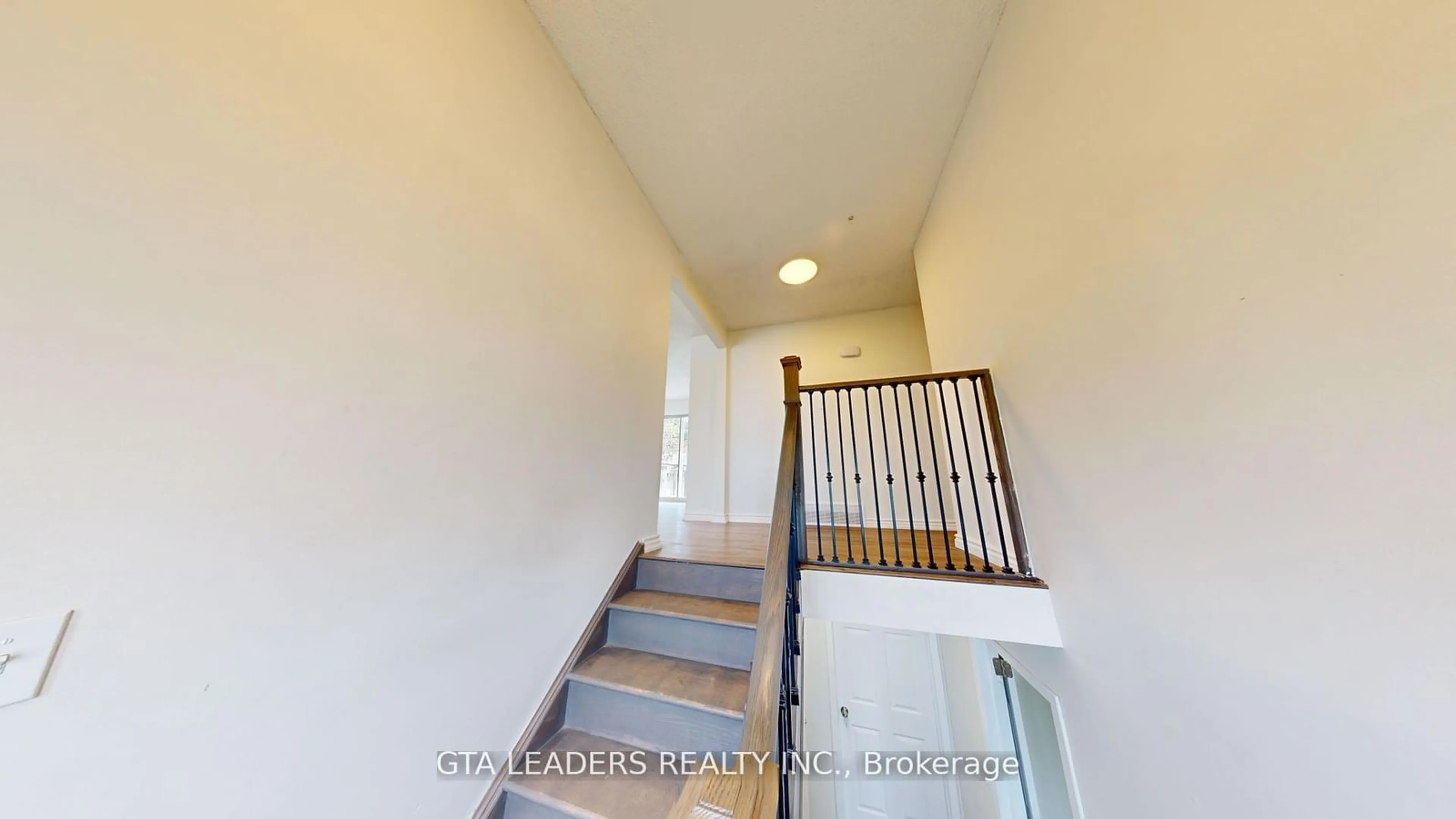 Indoor foyer for 935 Strasburg Rd, Kitchener Ontario N2E 1T6