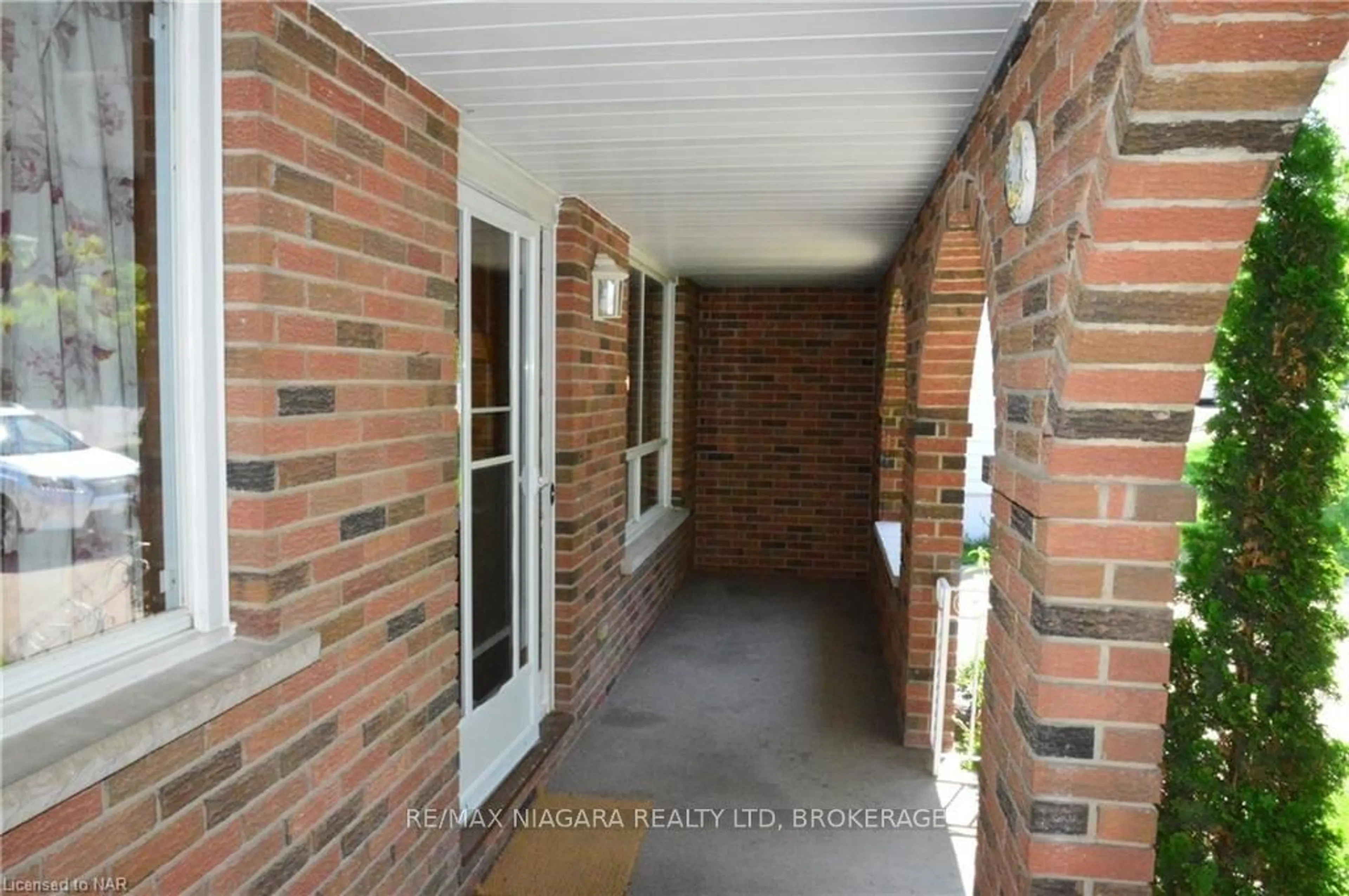 Indoor entryway for 10 Dundas Cres, St. Catharines Ontario L2T 1T3