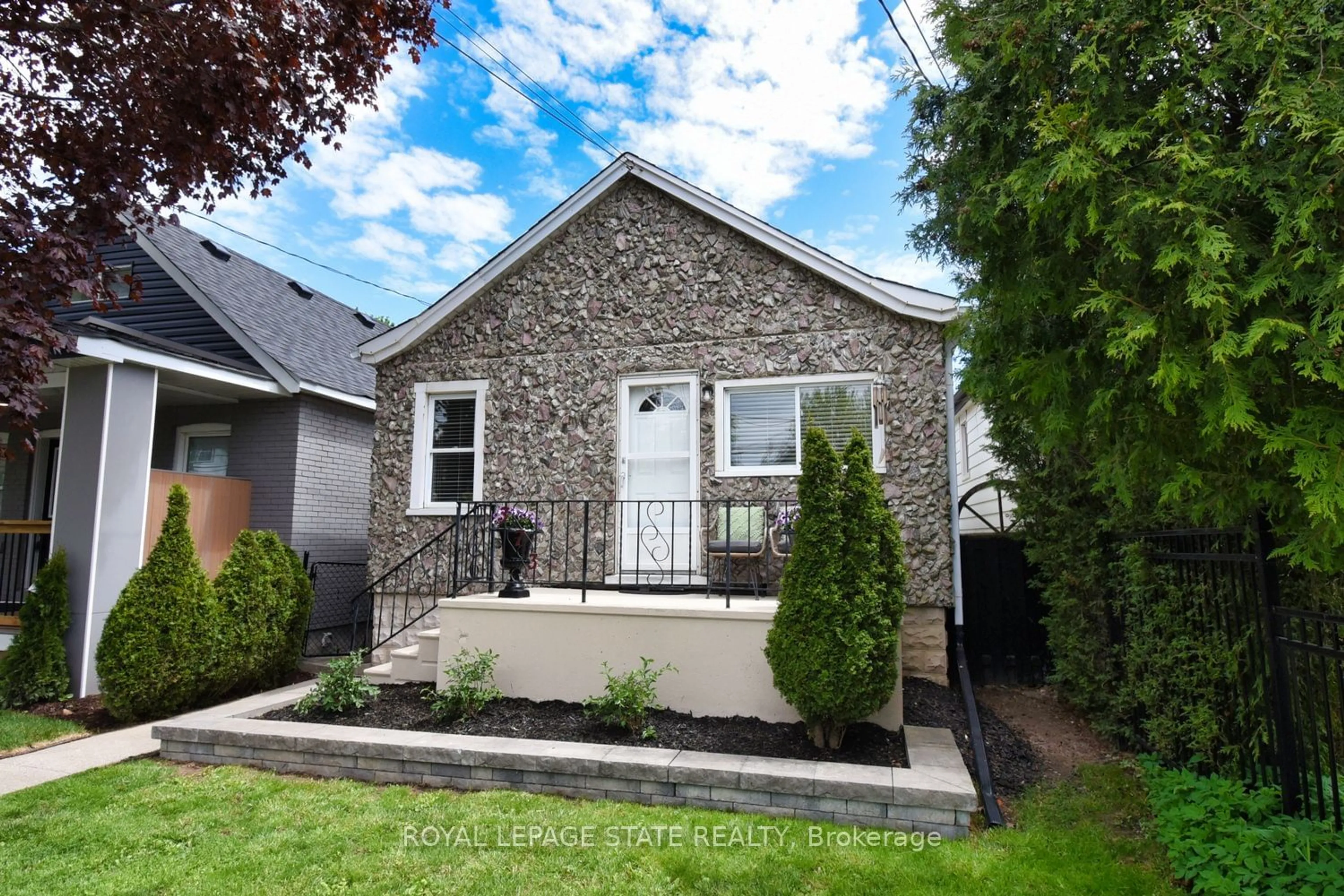 Frontside or backside of a home for 373 Upper Wentworth St, Hamilton Ontario L9A 4T4