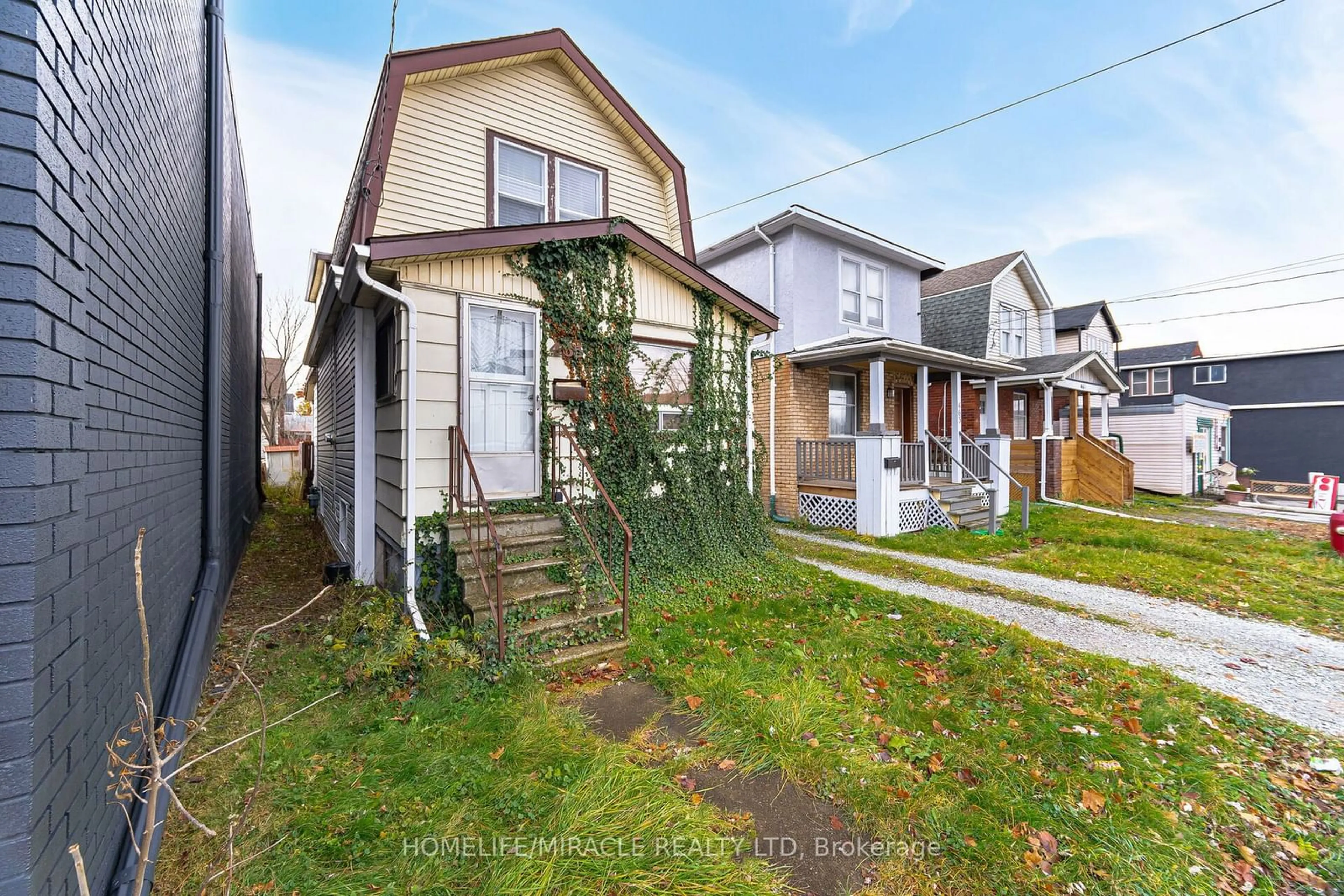 Frontside or backside of a home, the fenced backyard for 465 E MAIN St, Welland Ontario L3B 3X7