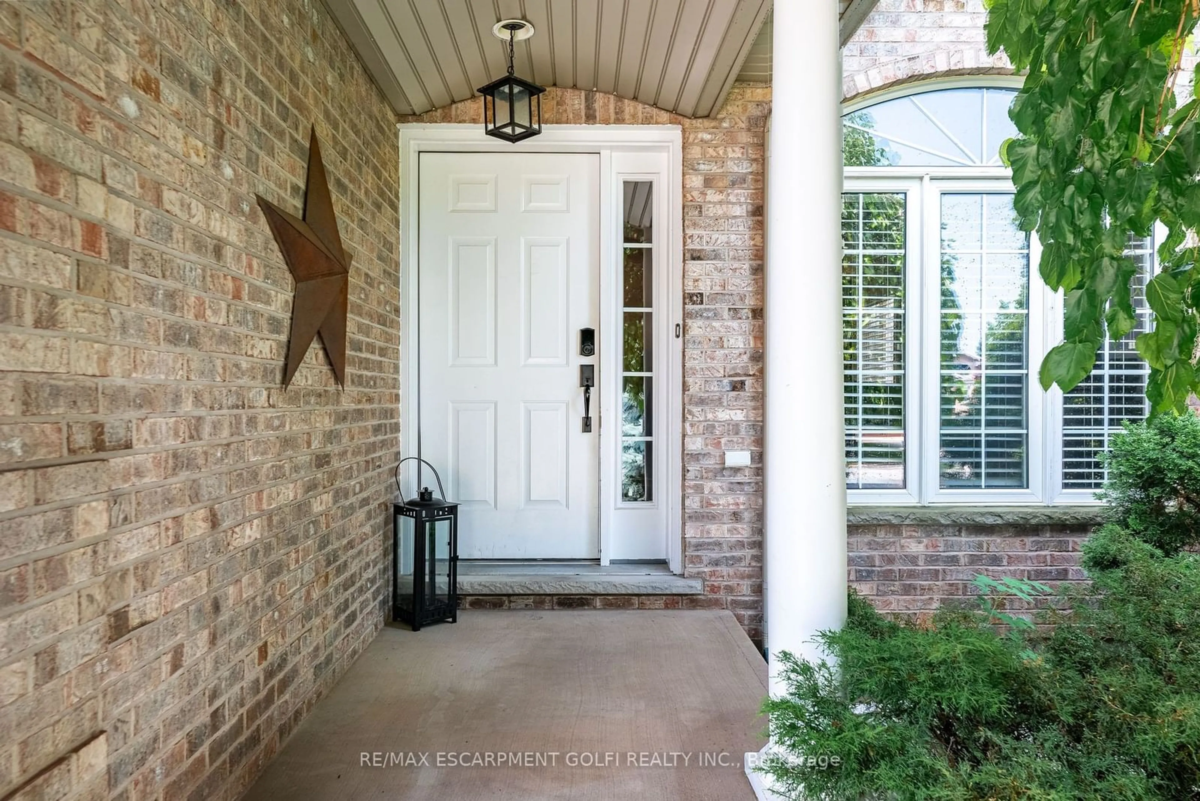 Indoor entryway for 8076 Spring Blossom Dr, Niagara Falls Ontario L2H 3G7