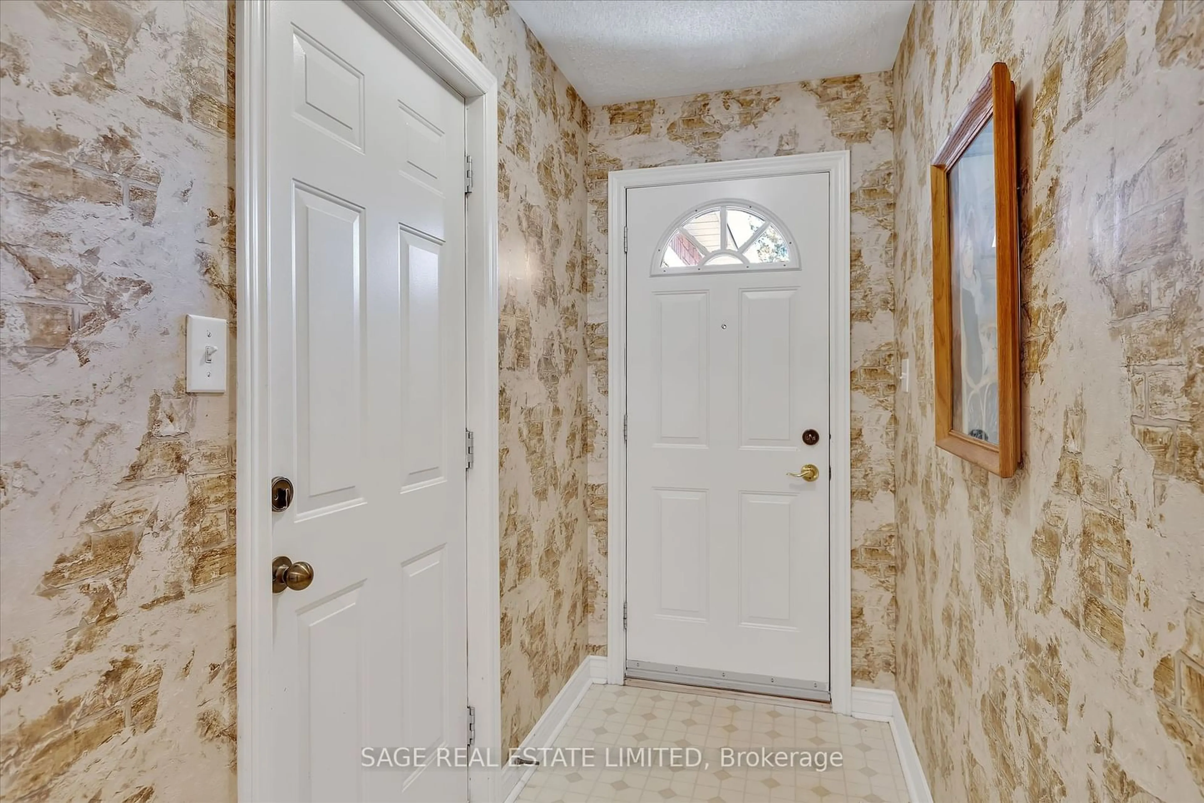 Indoor entryway for 21 Charles Crt #2, Smith-Ennismore-Lakefield Ontario K0L 2H0