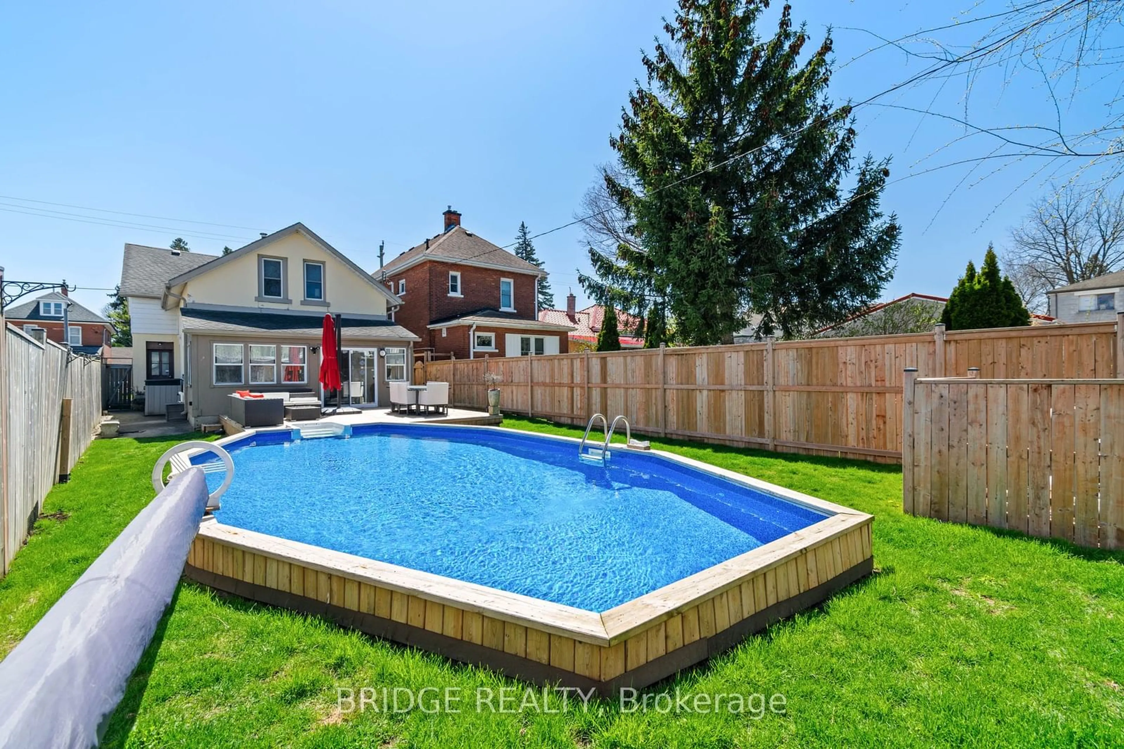 Indoor or outdoor pool for 599 Peel St, Woodstock Ontario N4S 1K6