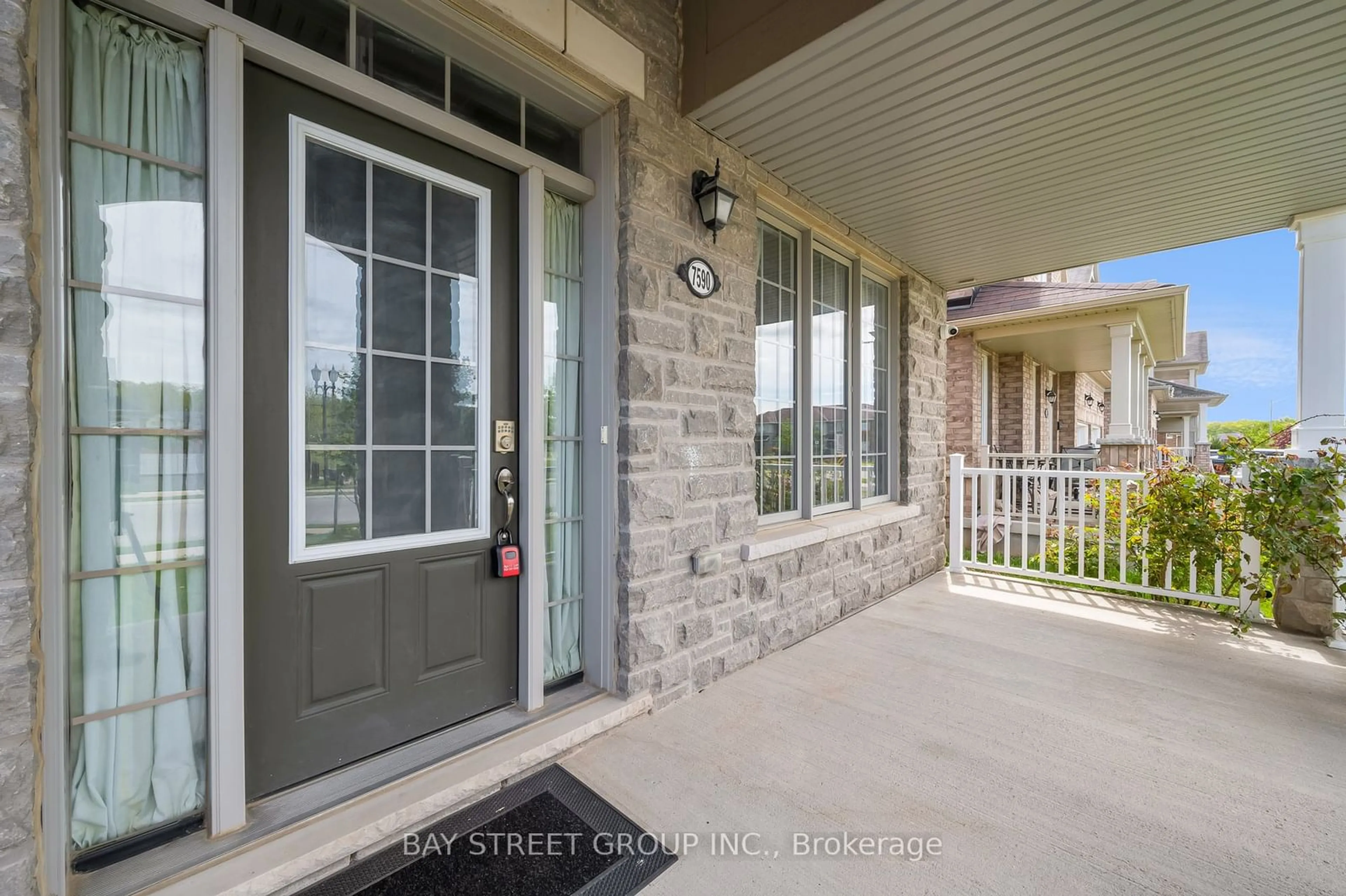 Indoor entryway for 7590 Butternut Blvd, Niagara Falls Ontario L2H 0K8