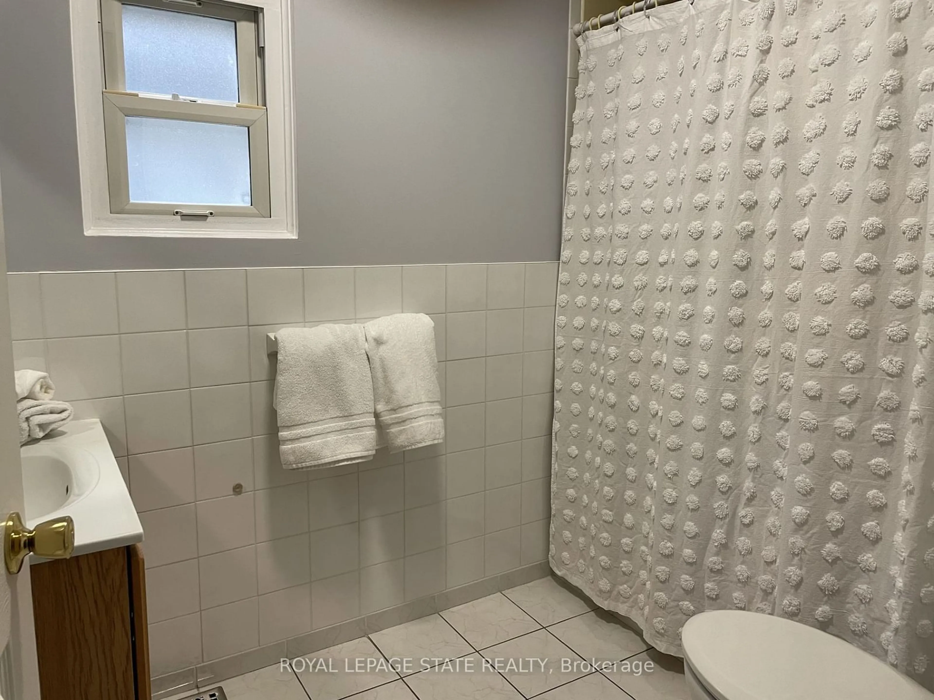 Standard bathroom for 515 Mary St, Hamilton Ontario L8L 4X6
