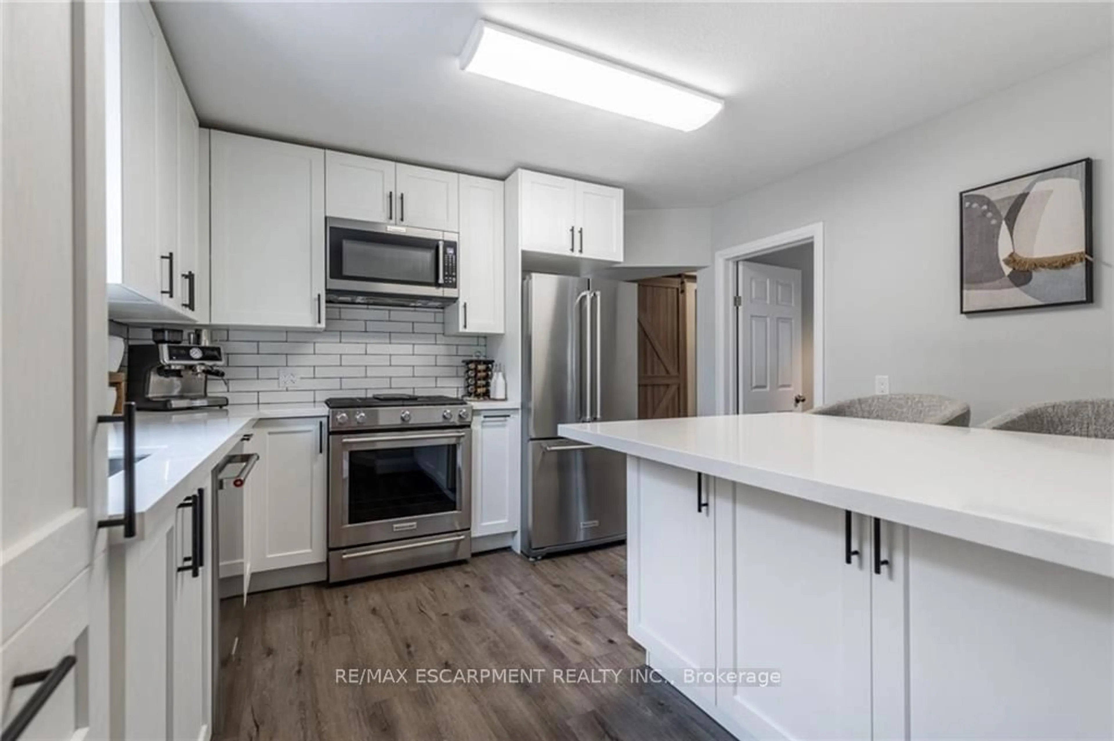 Standard kitchen for 115 Stewartdale Ave, Hamilton Ontario L8K 4P4