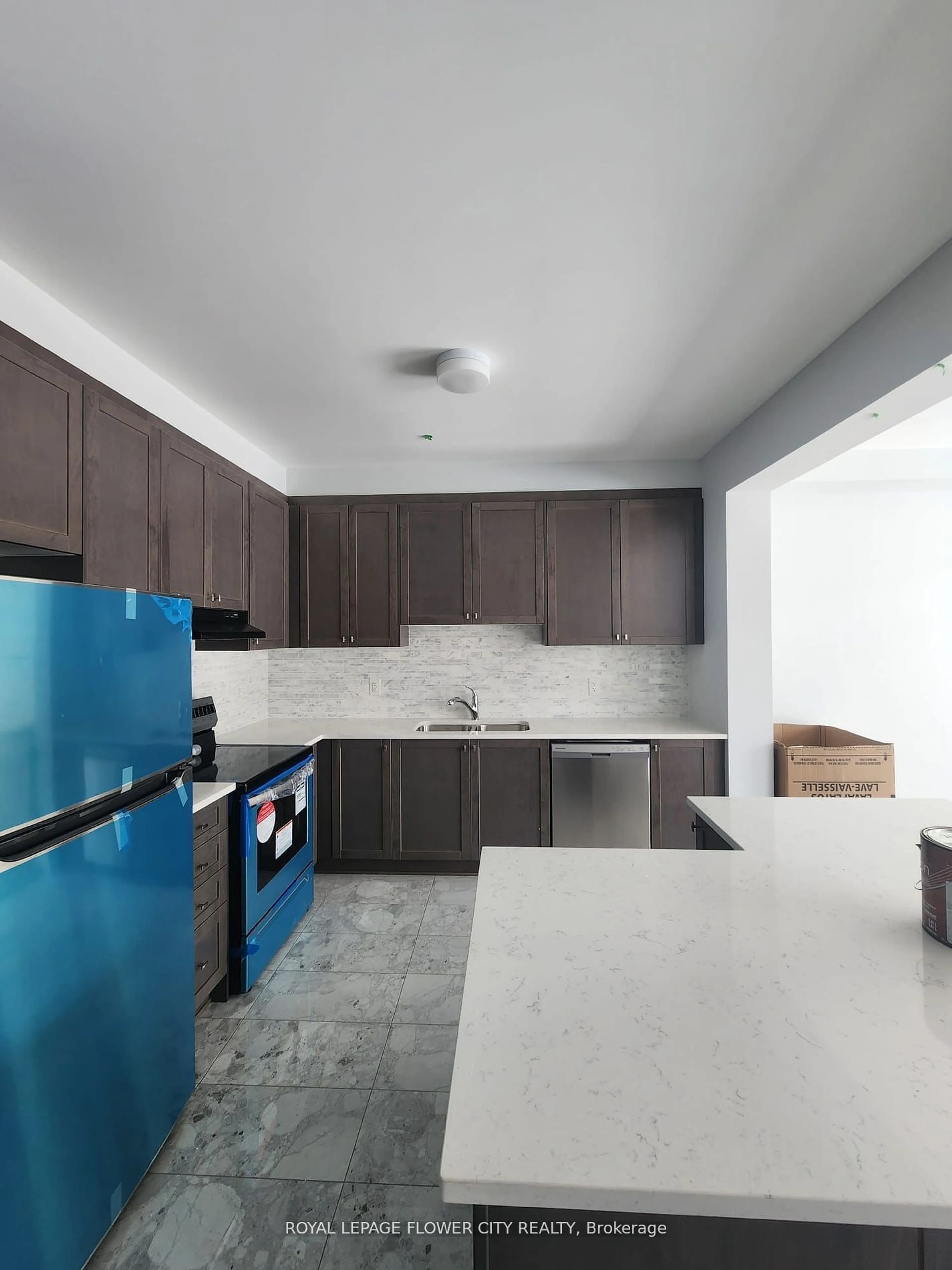 Standard kitchen for 726 Rouncey Rd, Ottawa Ontario K2S 1B6