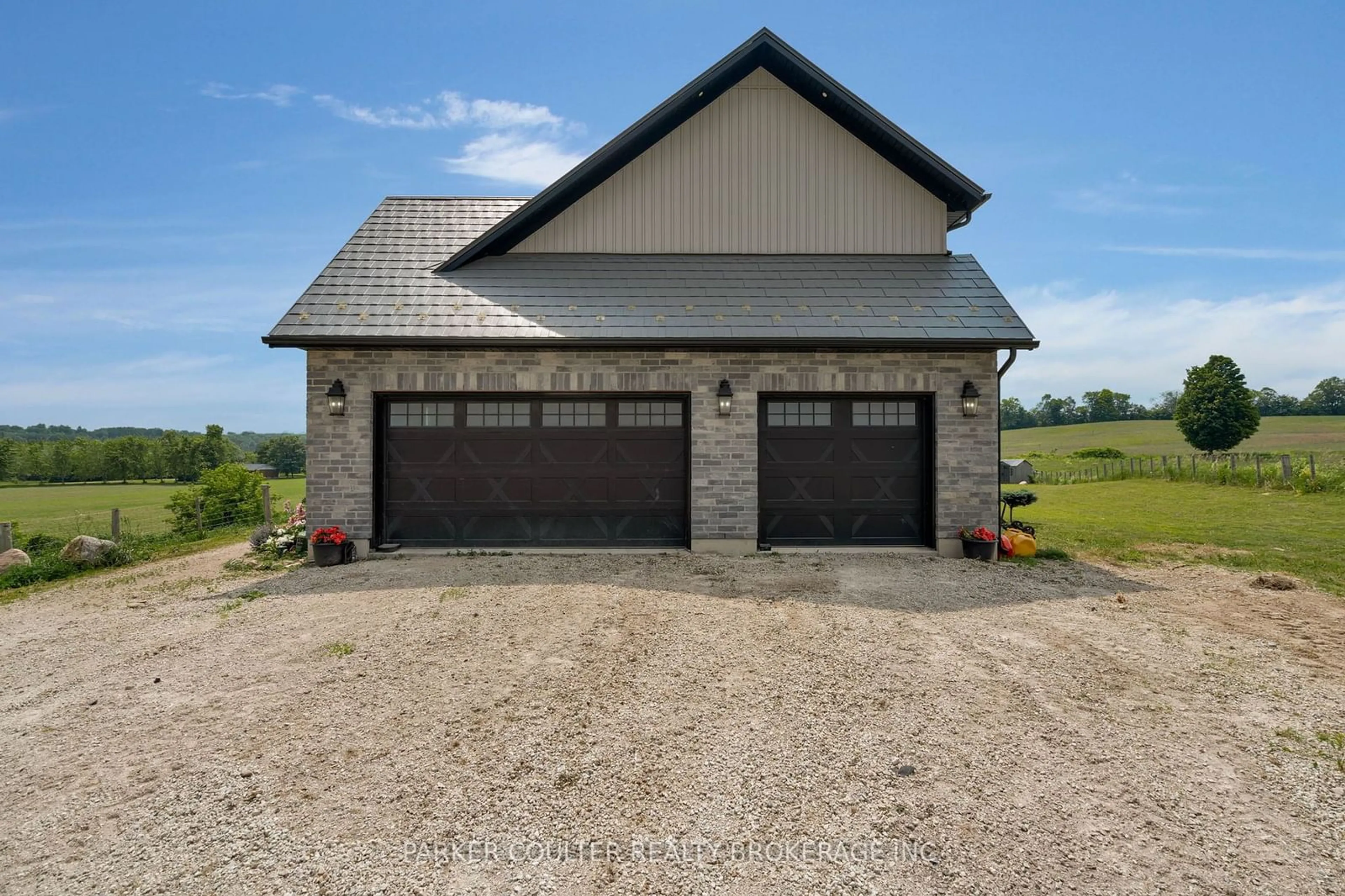 Indoor garage for 938666 Airport Rd, Mulmur Ontario L9V 0M1