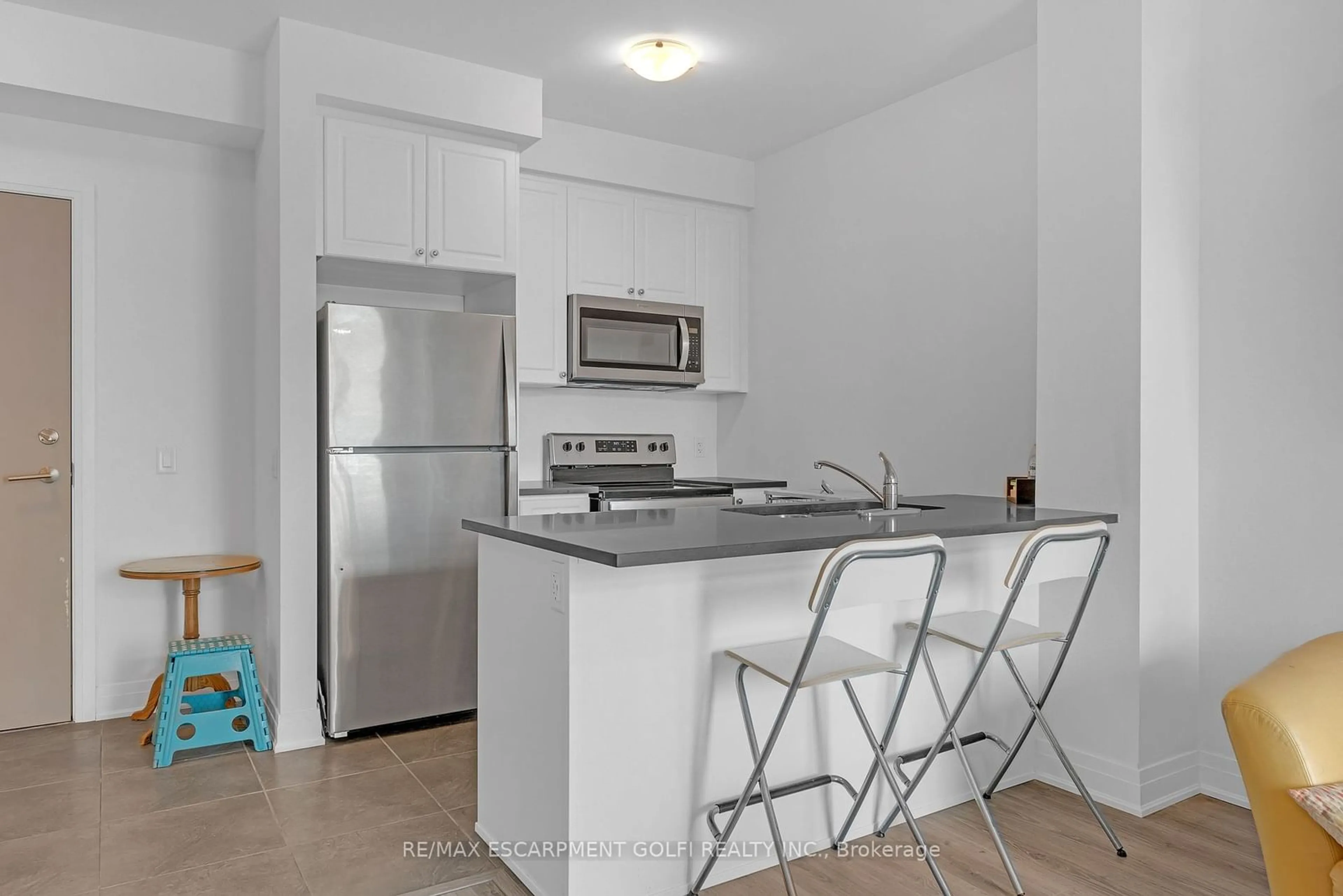 Standard kitchen, unknown for 16 Concord Pl #431, Grimsby Ontario L3M 4E8