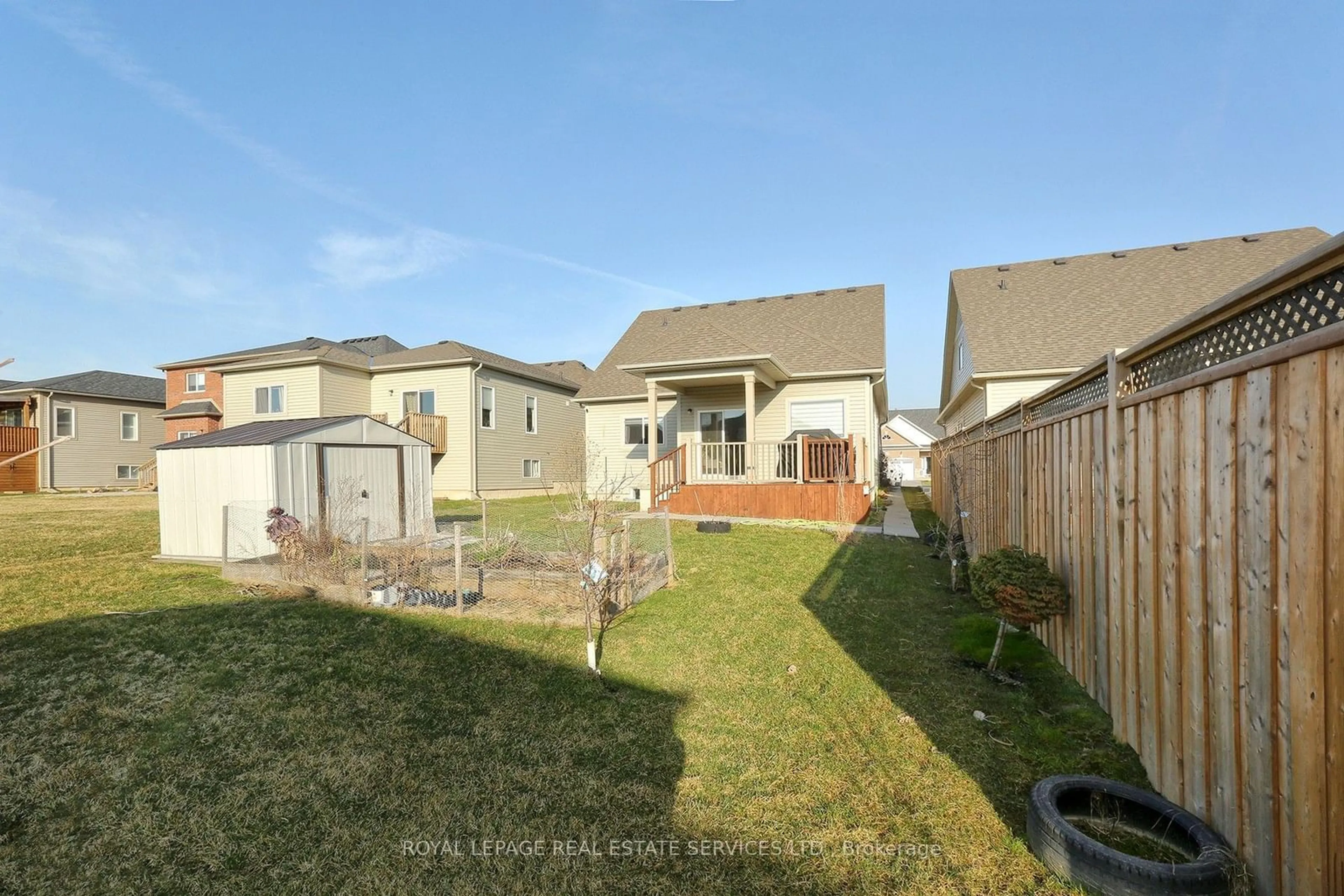 Fenced yard for 869 Burwell Rd, Fort Erie Ontario L2A 1N1