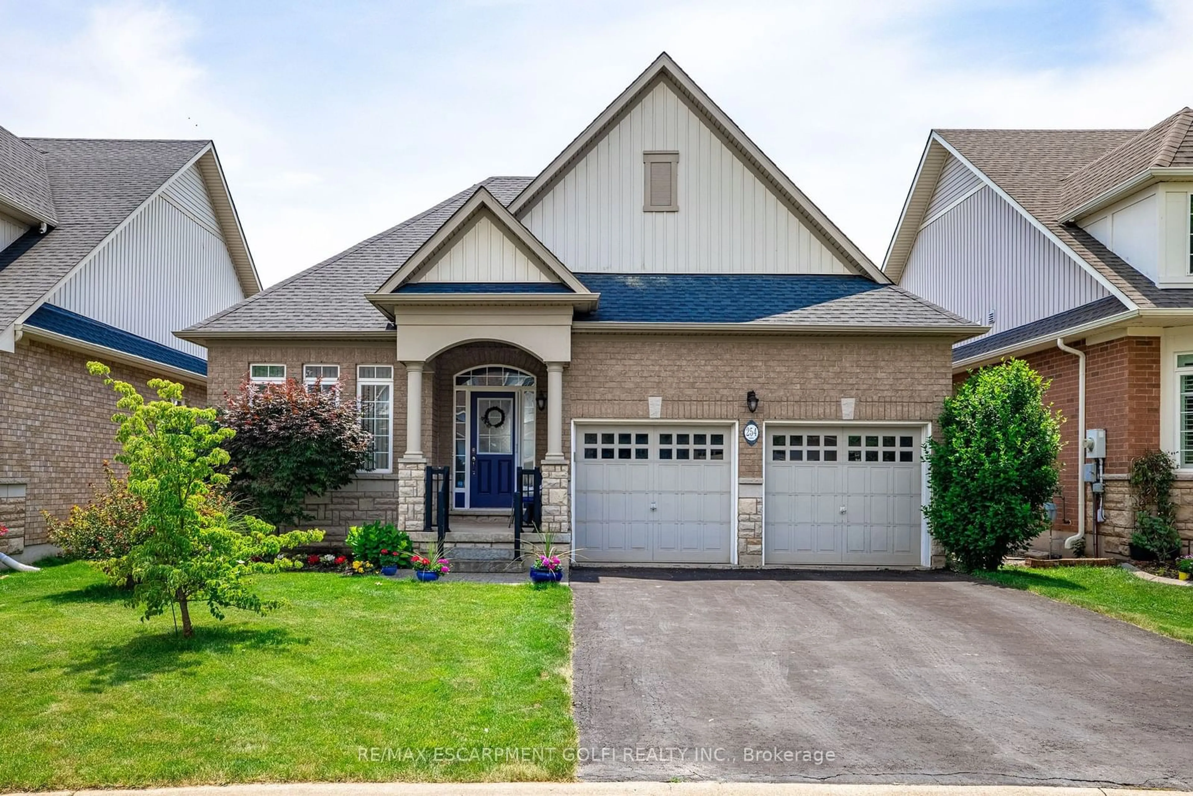 Frontside or backside of a home for 254 Galloway Tr, Welland Ontario L3B 6G5