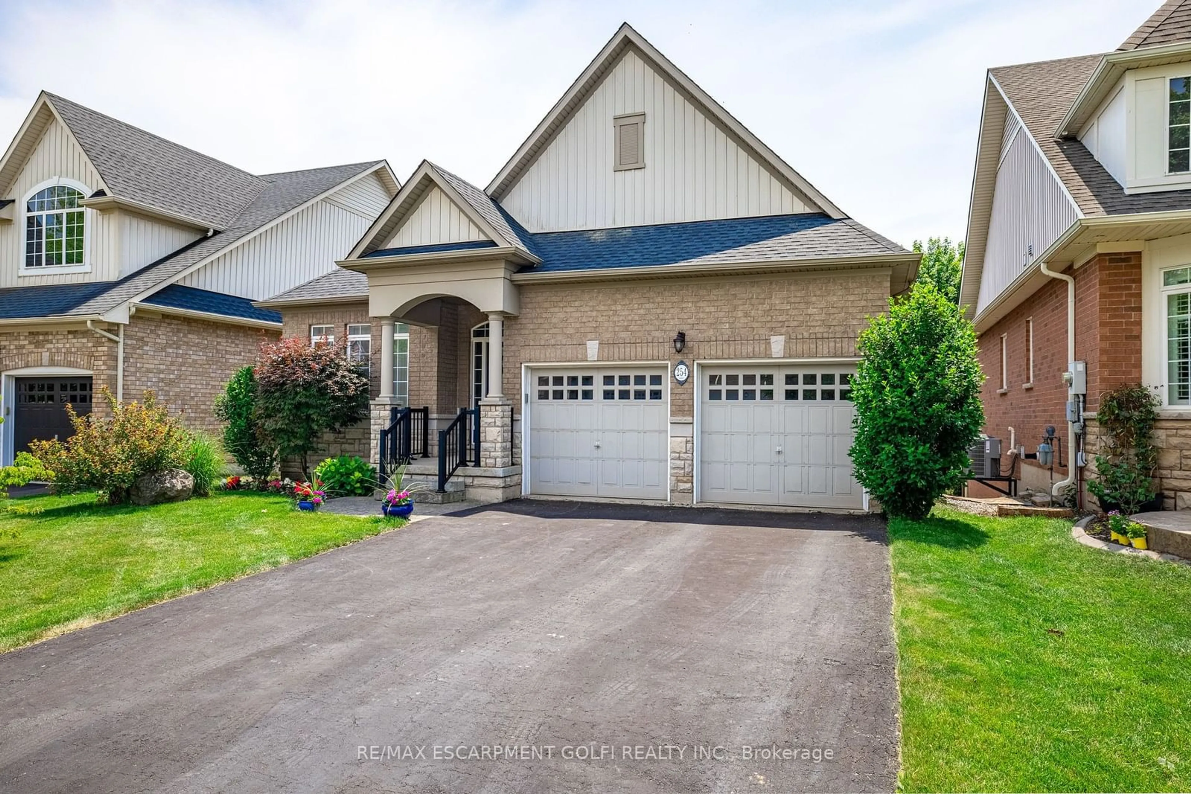 Frontside or backside of a home for 254 Galloway Tr, Welland Ontario L3B 6G5