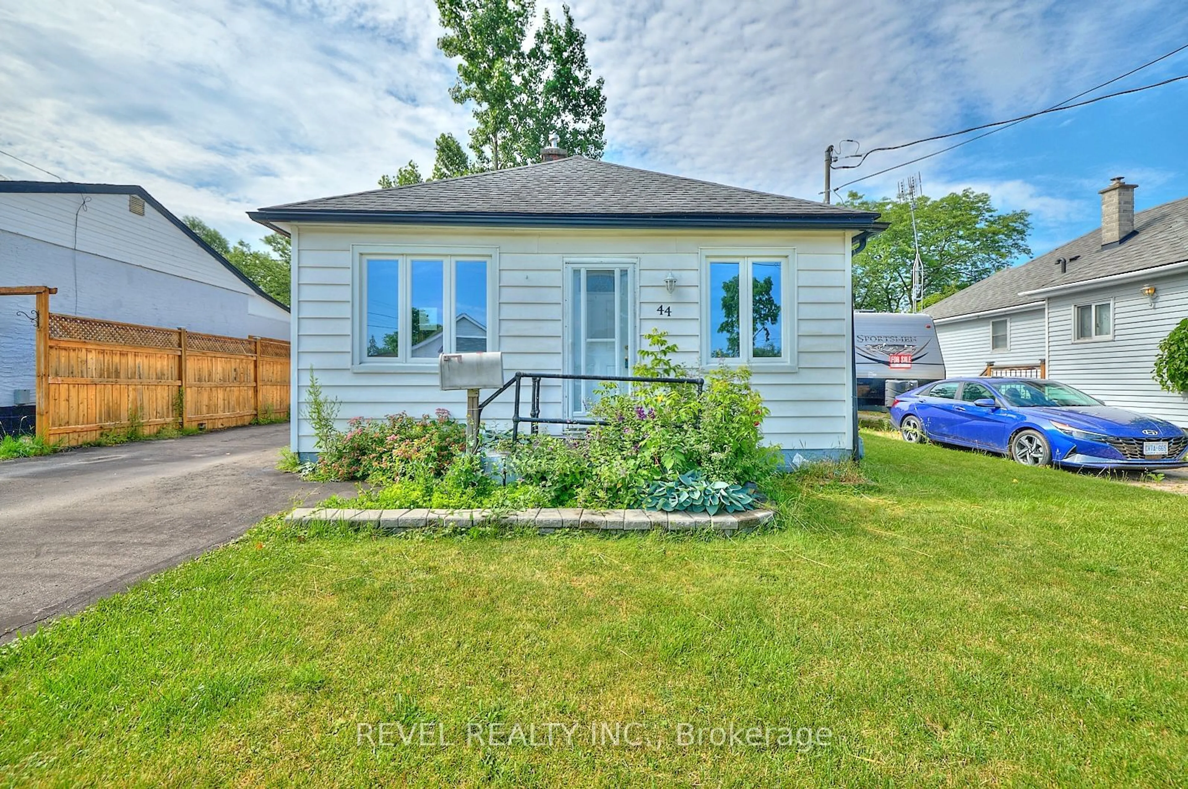Frontside or backside of a home for 44 Greenwood Ave, St. Catharines Ontario L2P 1X8