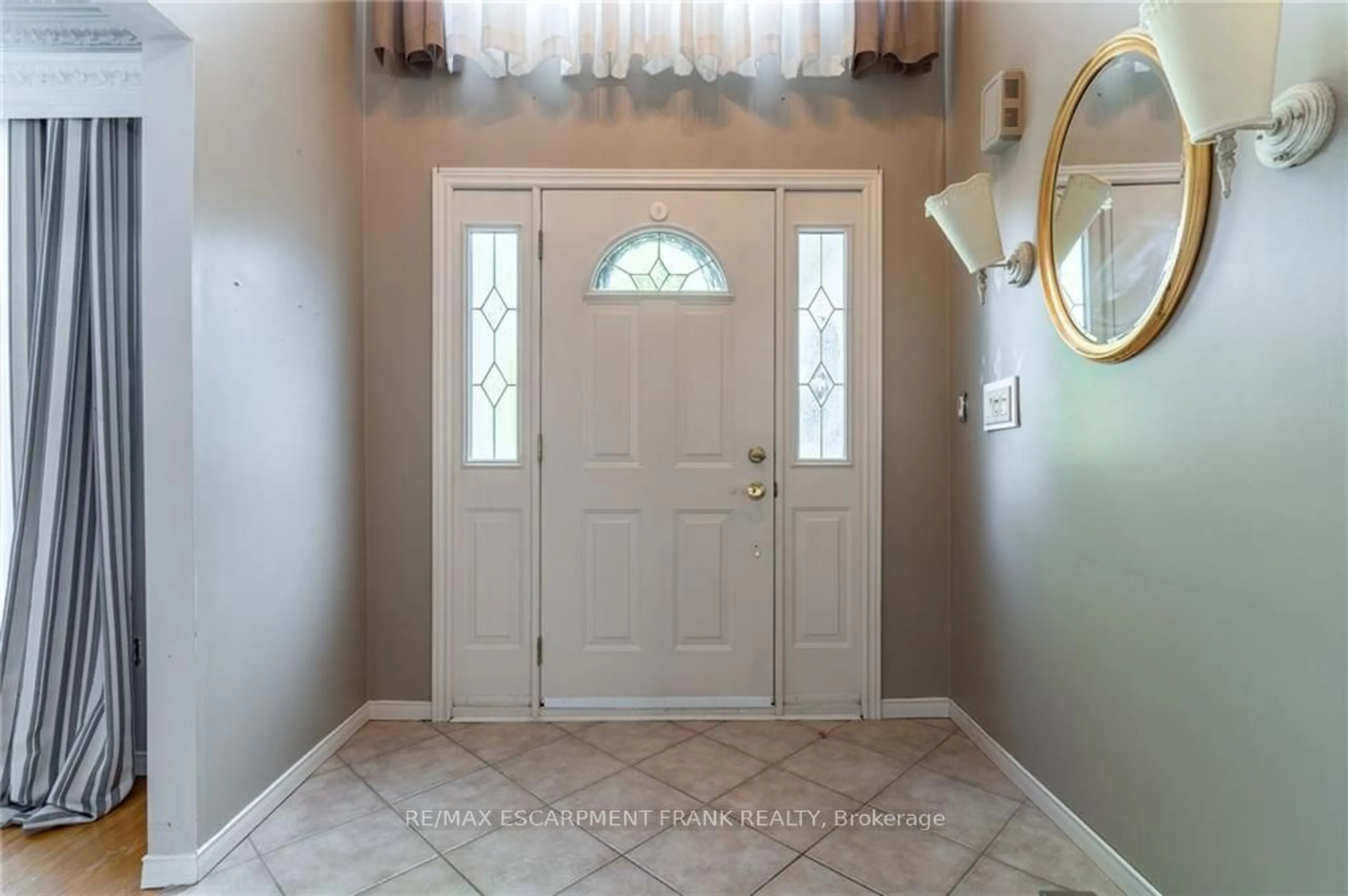 Indoor entryway for 10 Marisa Crt, Hamilton Ontario L9A 5E5