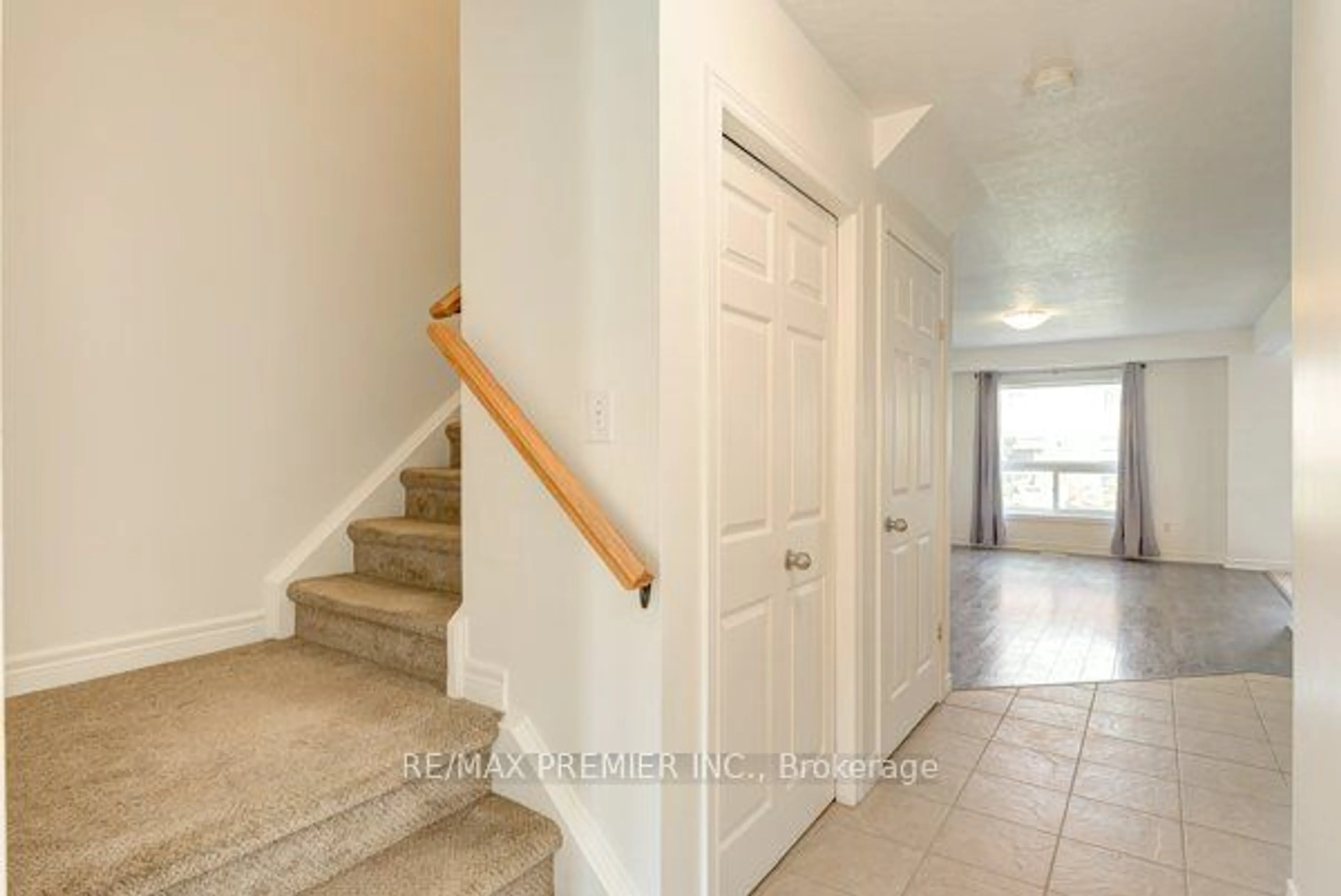 Indoor entryway for 468 Doon South Dr #13, Kitchener Ontario N2P 0A2