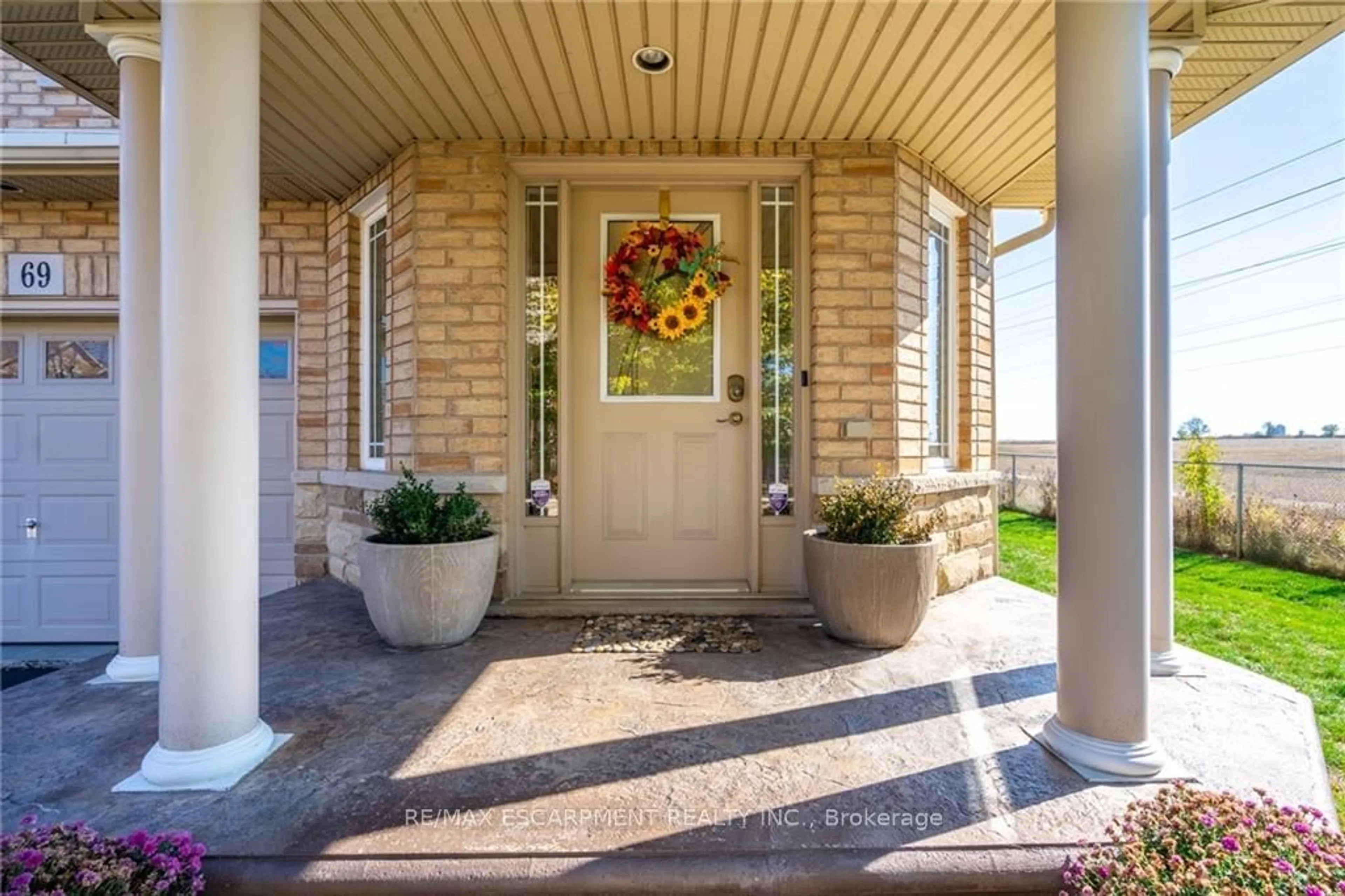 Indoor entryway for 69 Periwinkle Dr, Hamilton Ontario L0R 1P0