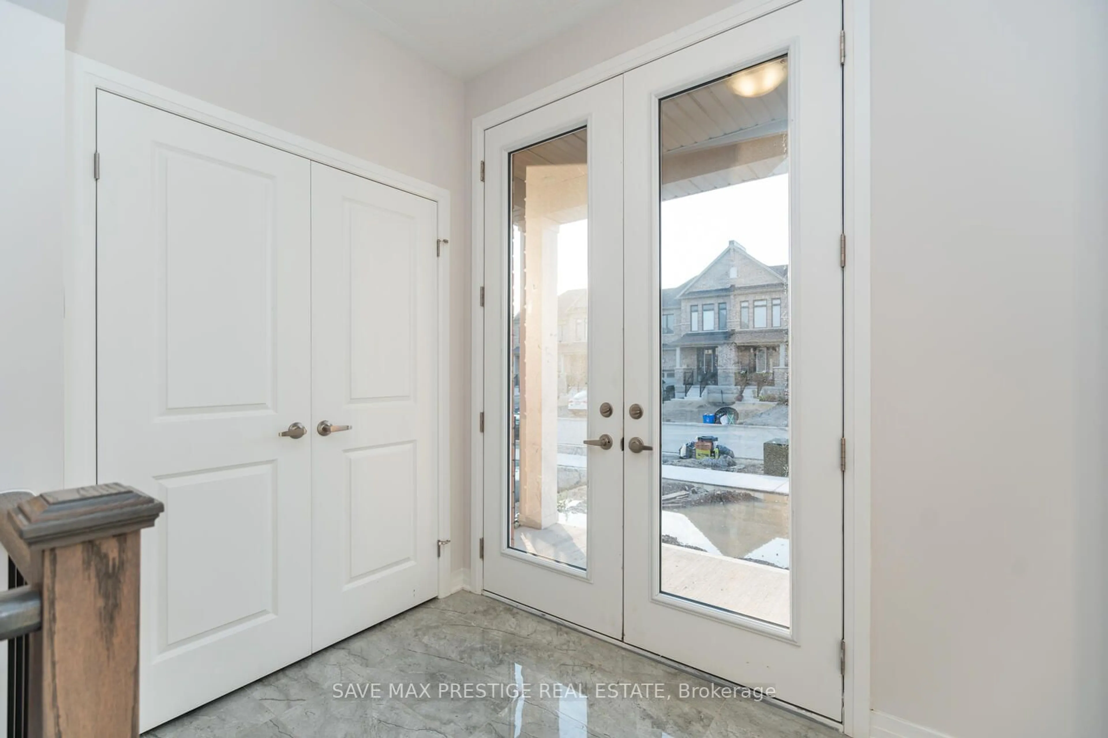 Indoor entryway for 445 Robert Woolner St, North Dumfries Ontario N0B 1E0