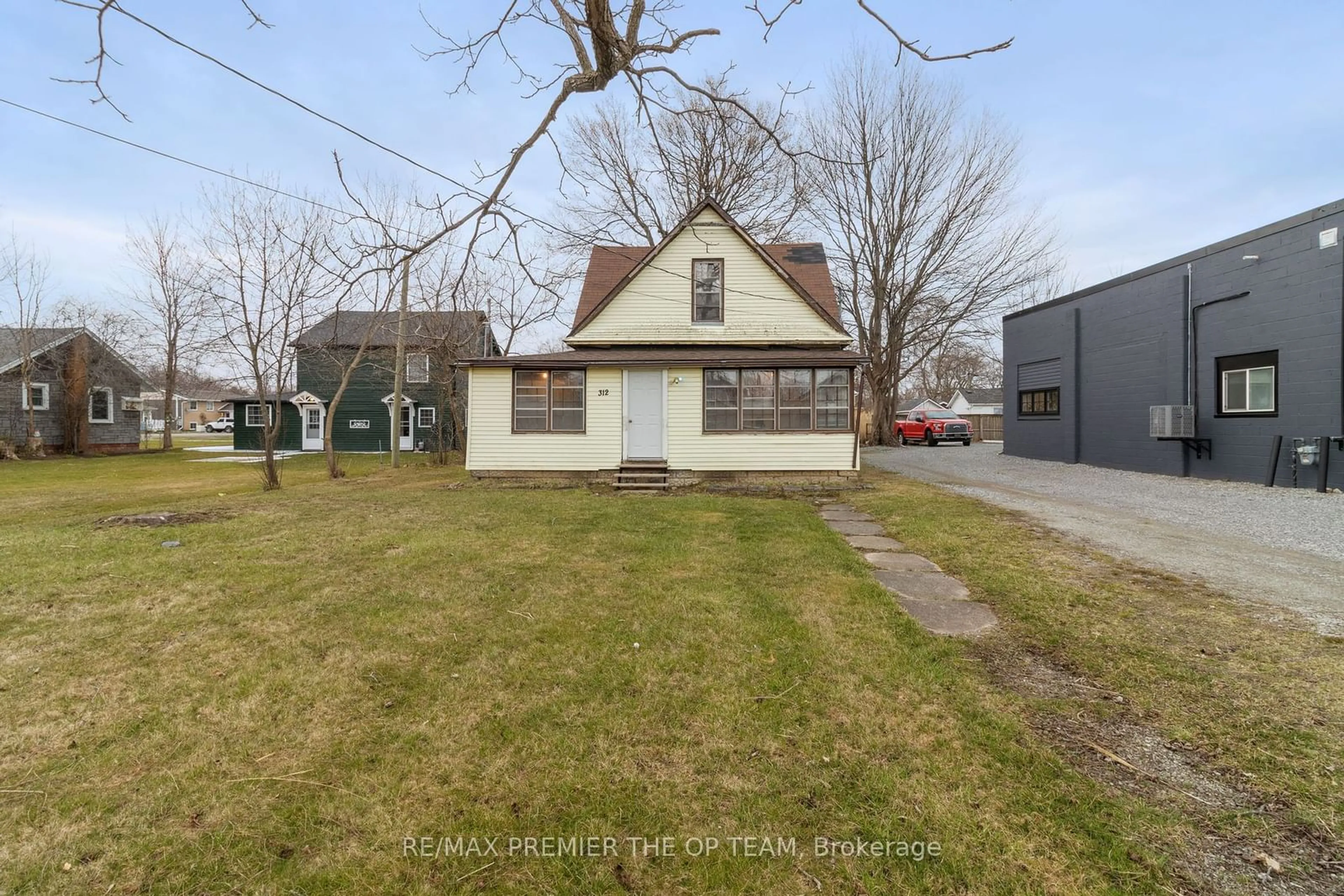 Frontside or backside of a home for 312 Ridgeway Rd, Fort Erie Ontario L0S 1B0