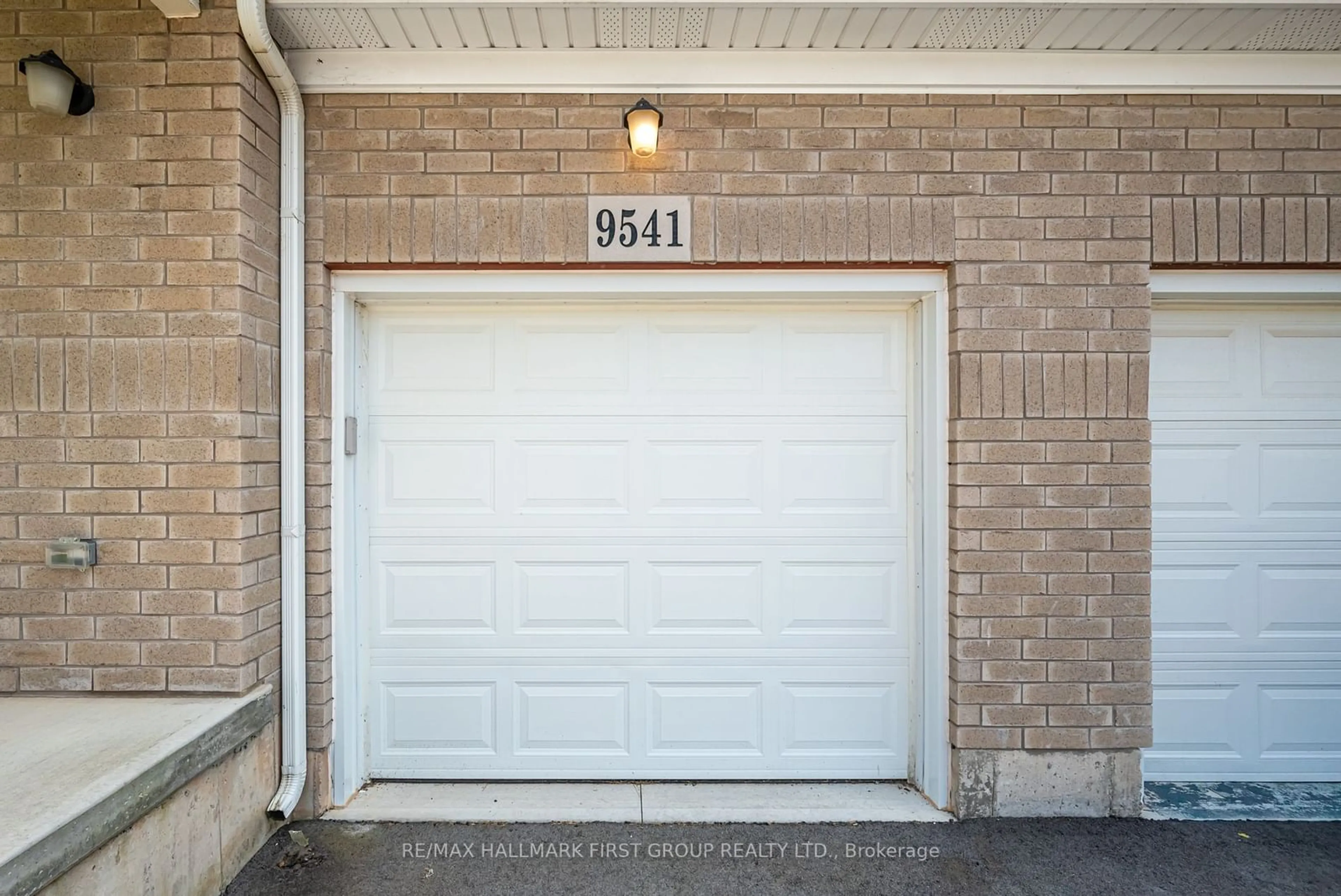 Indoor garage for 9541 Tallgrass Ave, Niagara Falls Ontario L2G 0Y2