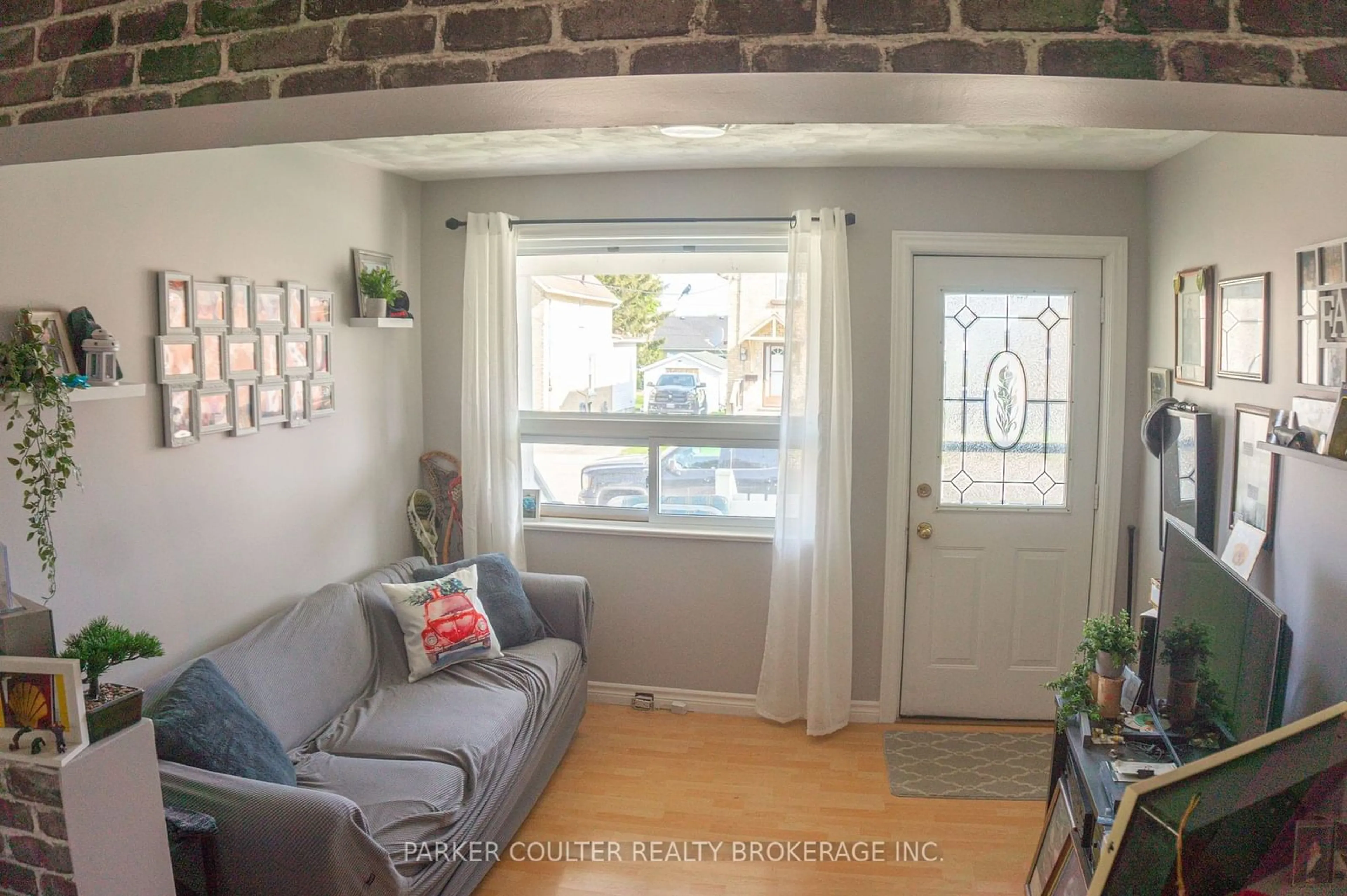 Indoor entryway for 503 12th St, Hanover Ontario N4N 1W1