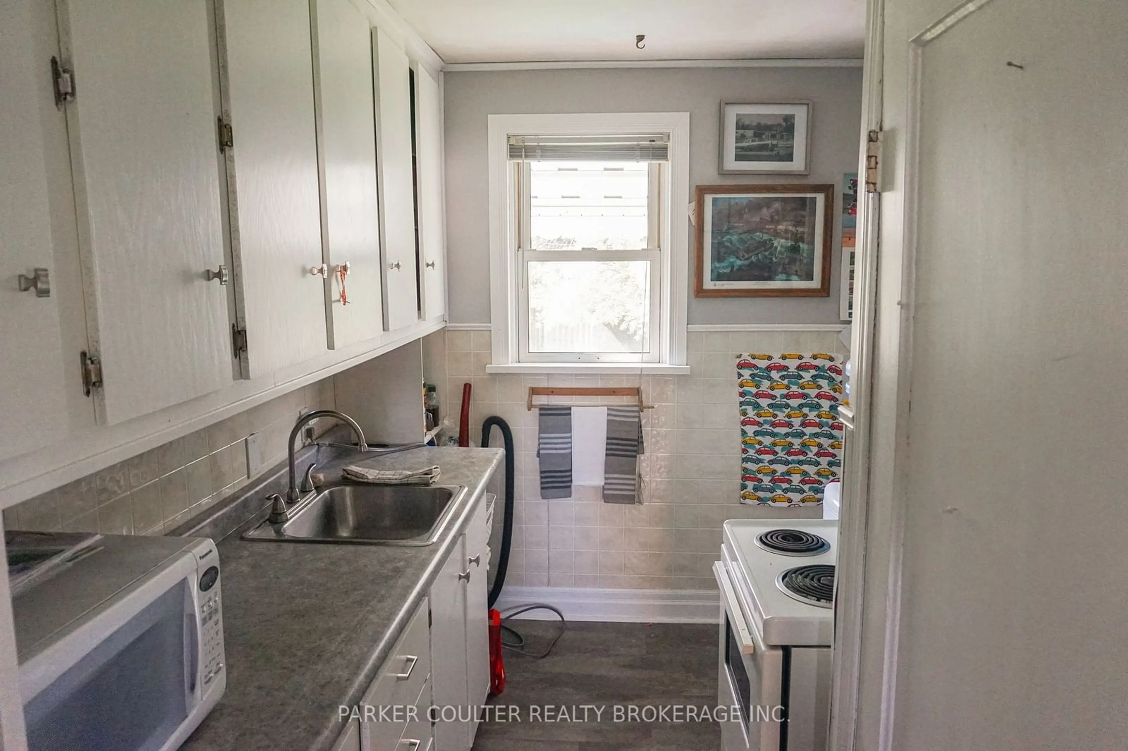 Standard kitchen, ceramic/tile floor for 503 12th St, Hanover Ontario N4N 1W1
