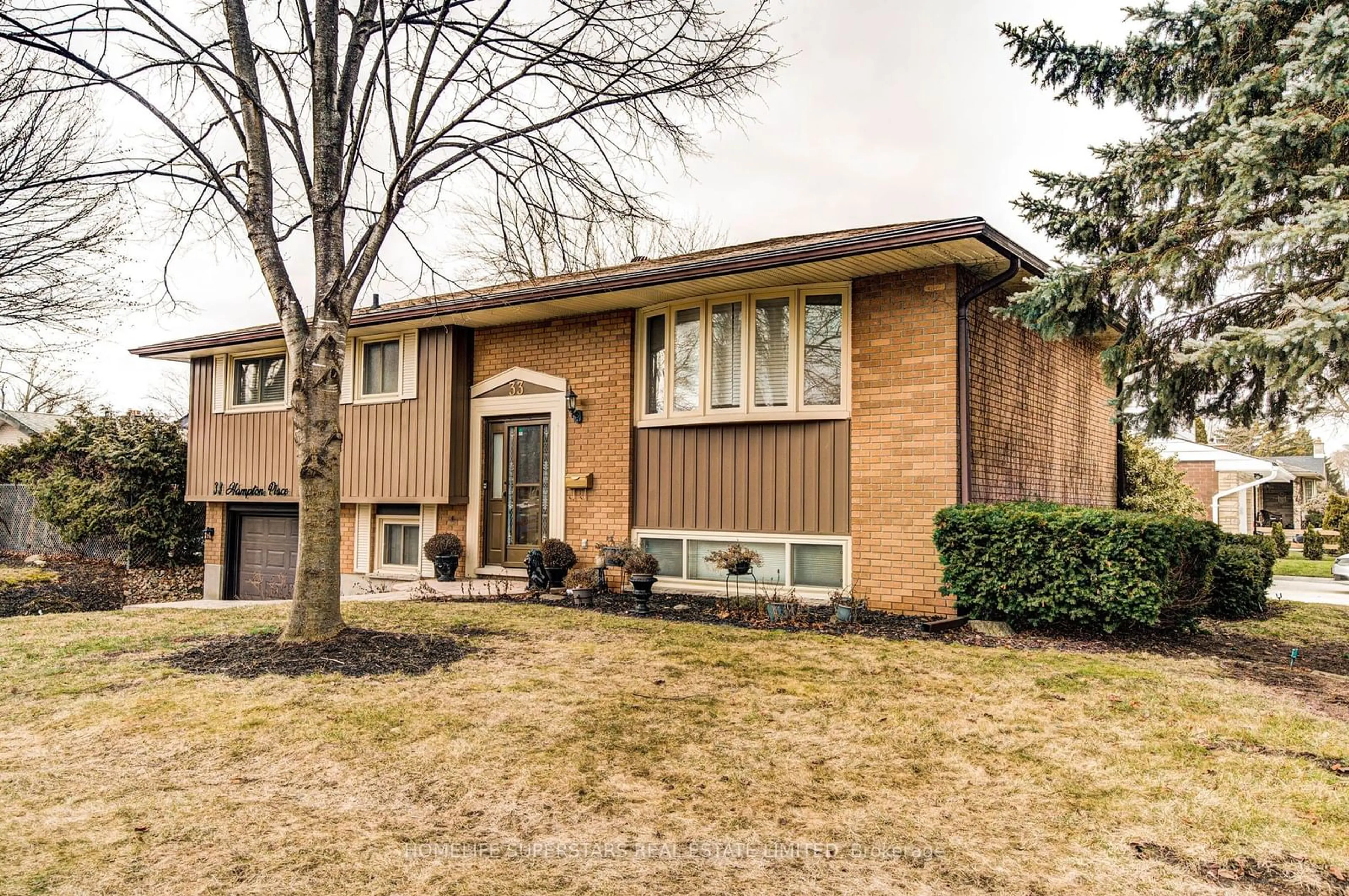 Home with brick exterior material for 33 Hampton Pl, Kitchener Ontario N2B 2S4