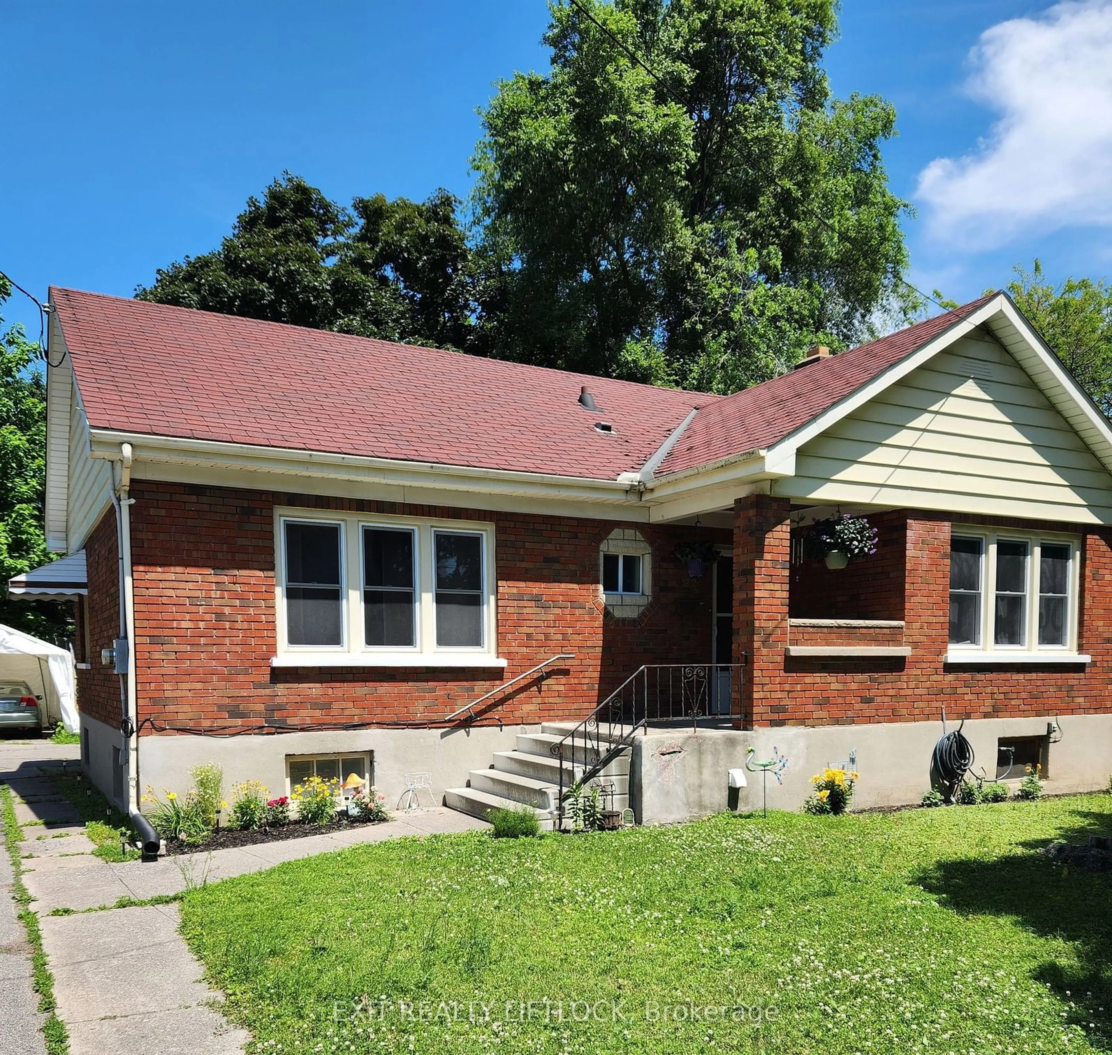 Home with brick exterior material for 422 King George St, Peterborough Ontario K9J 1S1