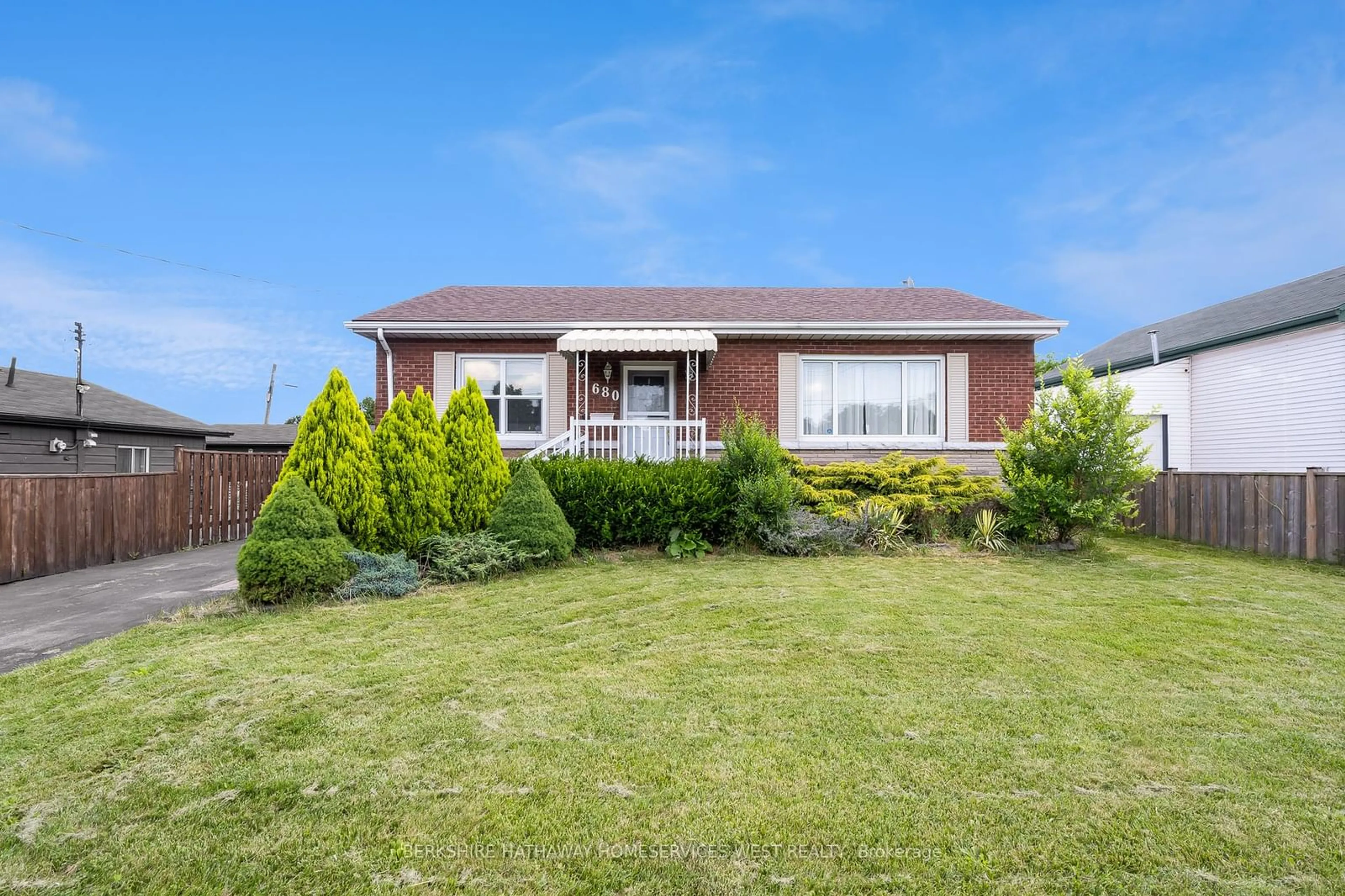 Frontside or backside of a home for 680 Tate Ave, Hamilton Ontario L8H 6L6