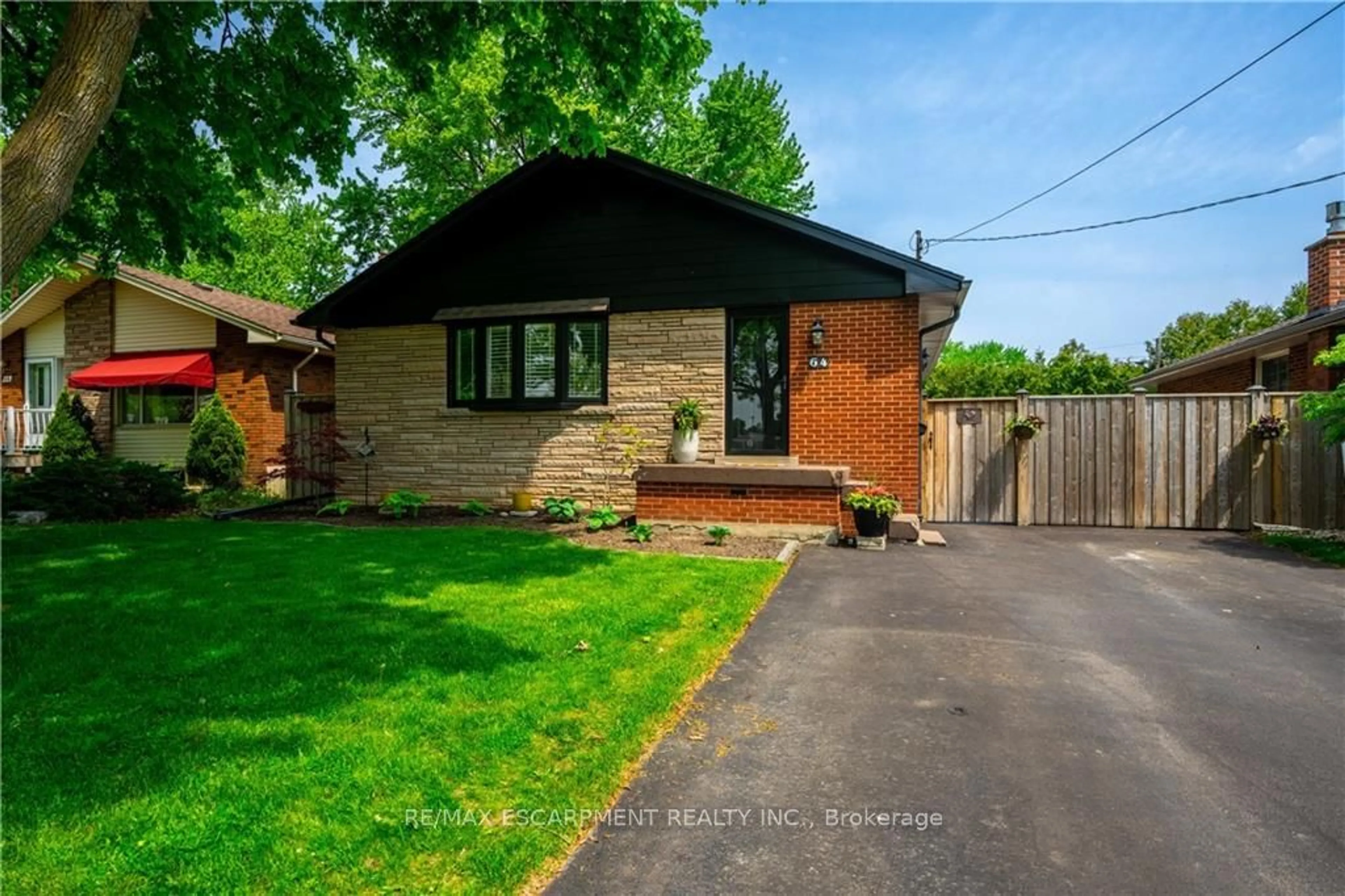 Frontside or backside of a home for 64 Leslie Ave, Hamilton Ontario L9C 1M3