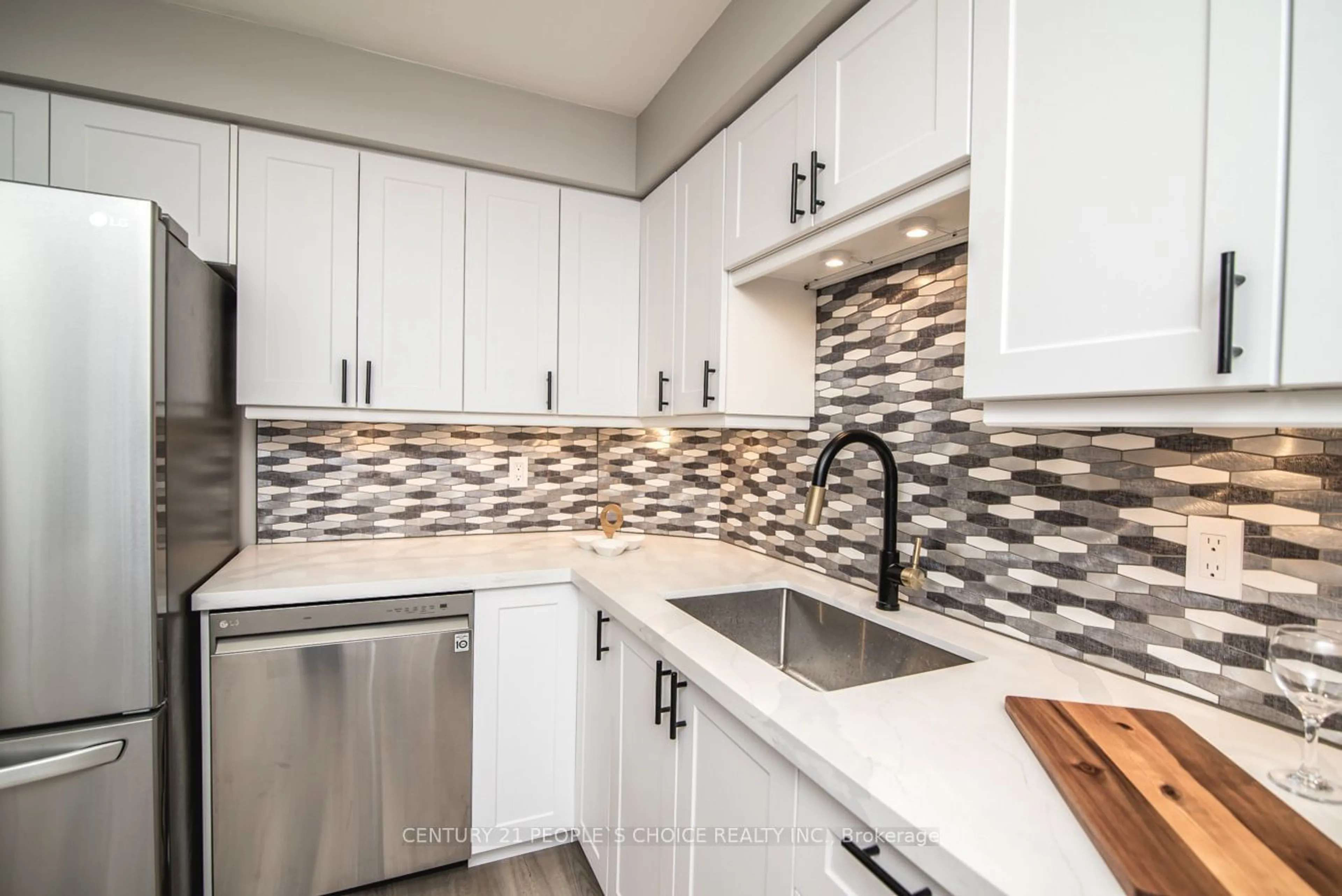 Contemporary kitchen for 72 Main St #218, Port Colborne Ontario L3K 5Z8